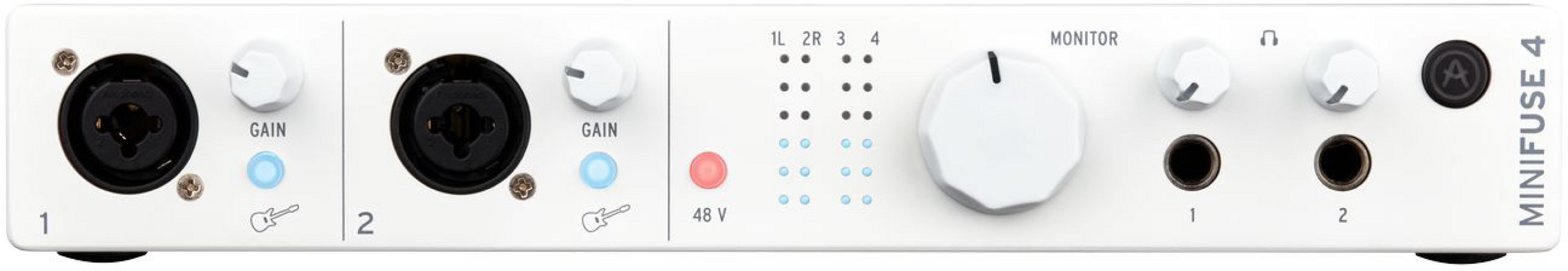 Ein weißes Audio-Interface mit Anschlüssen, Reglern und LEDs.