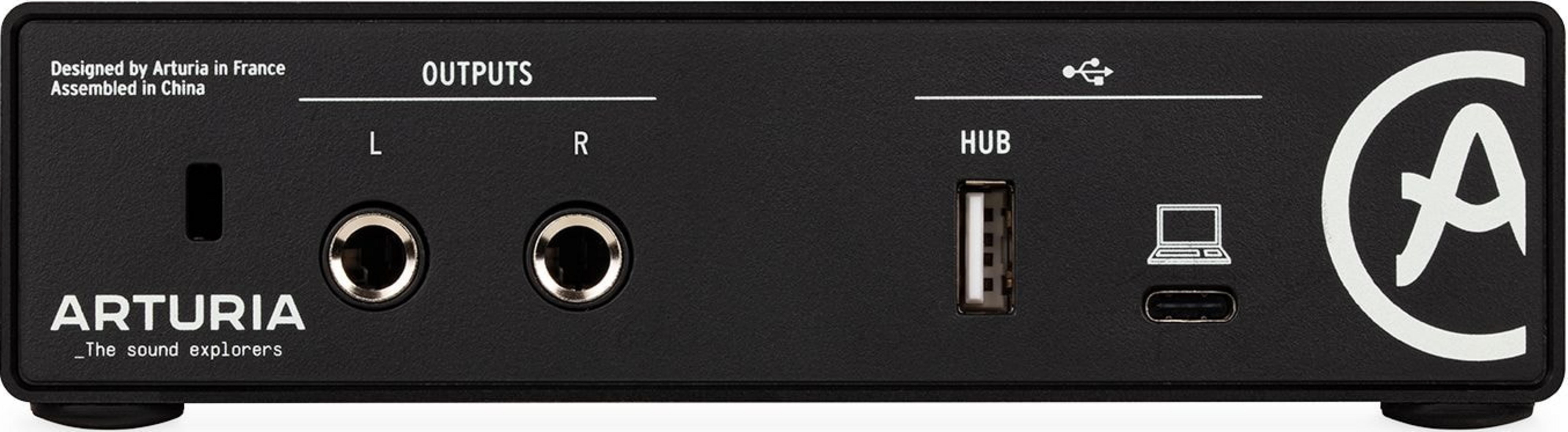 Schwarzes Audiogerät mit Anschlüssen: L/R-Ausgänge, USB-Hub, Laptop-Symbol.