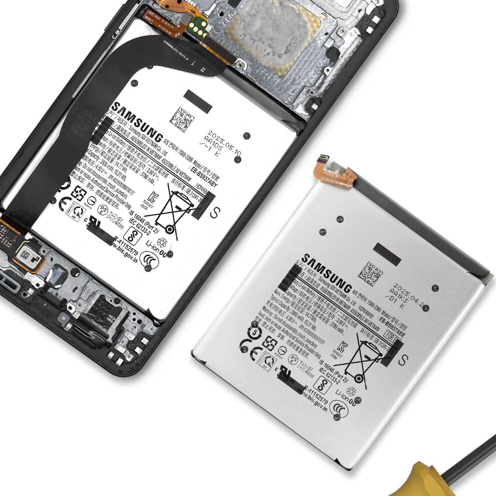 Una batteria per cellulare e il telefono smontato con componenti esposti.