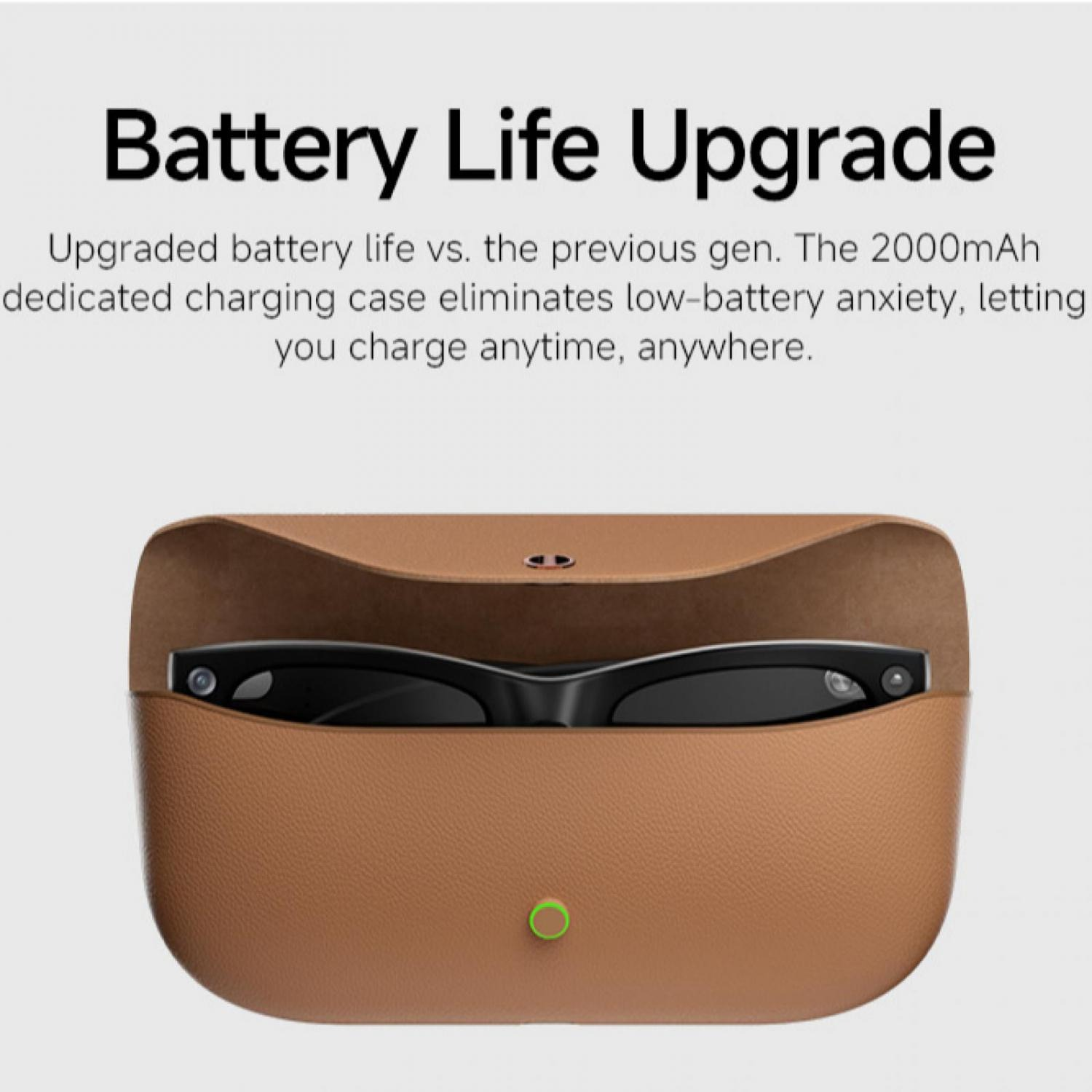 Schwarze Brille in einem braunen Etui mit grünem Ladeanzeiger.