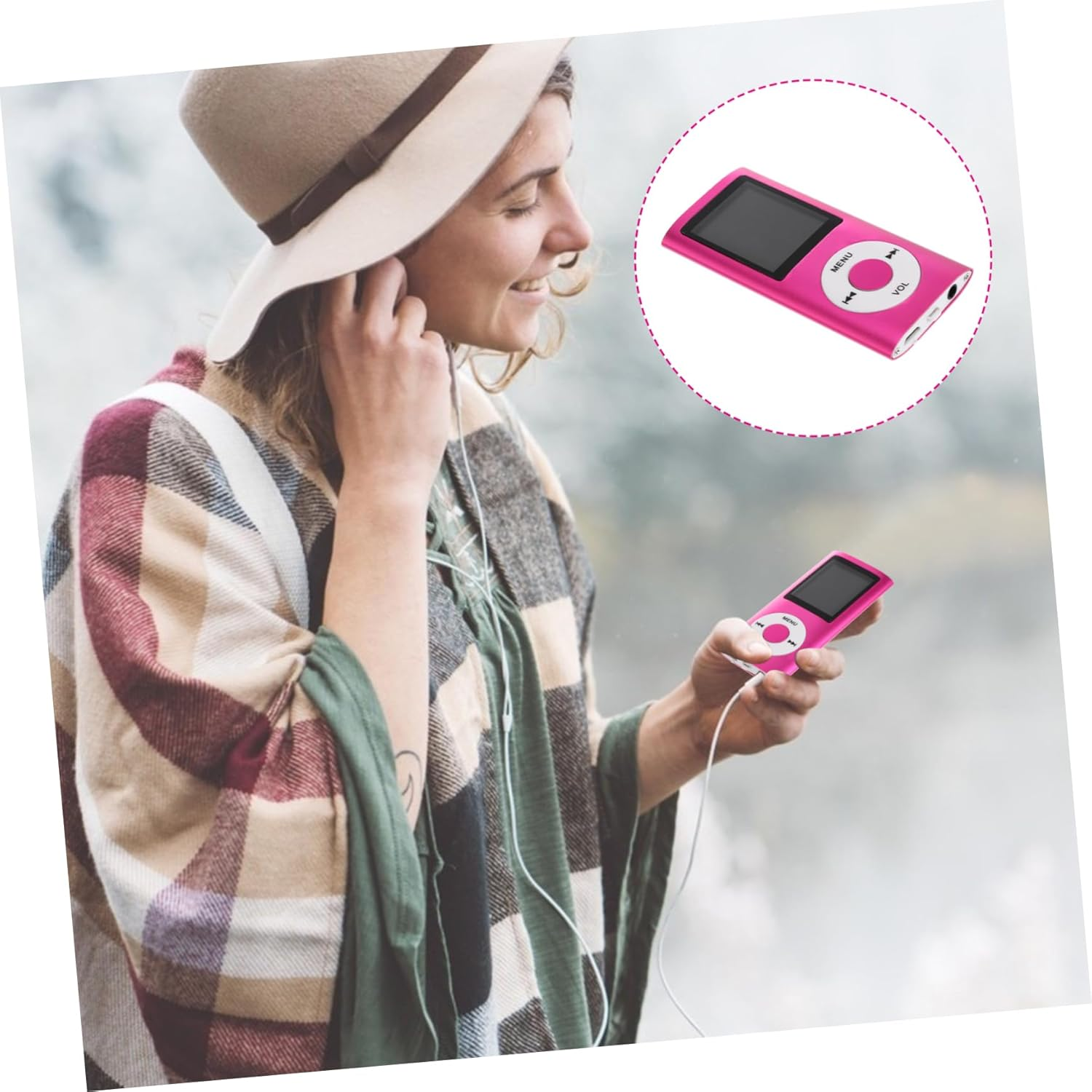 Frau mit Hut und kariertem Schal hört draußen pinken MP3-Player.