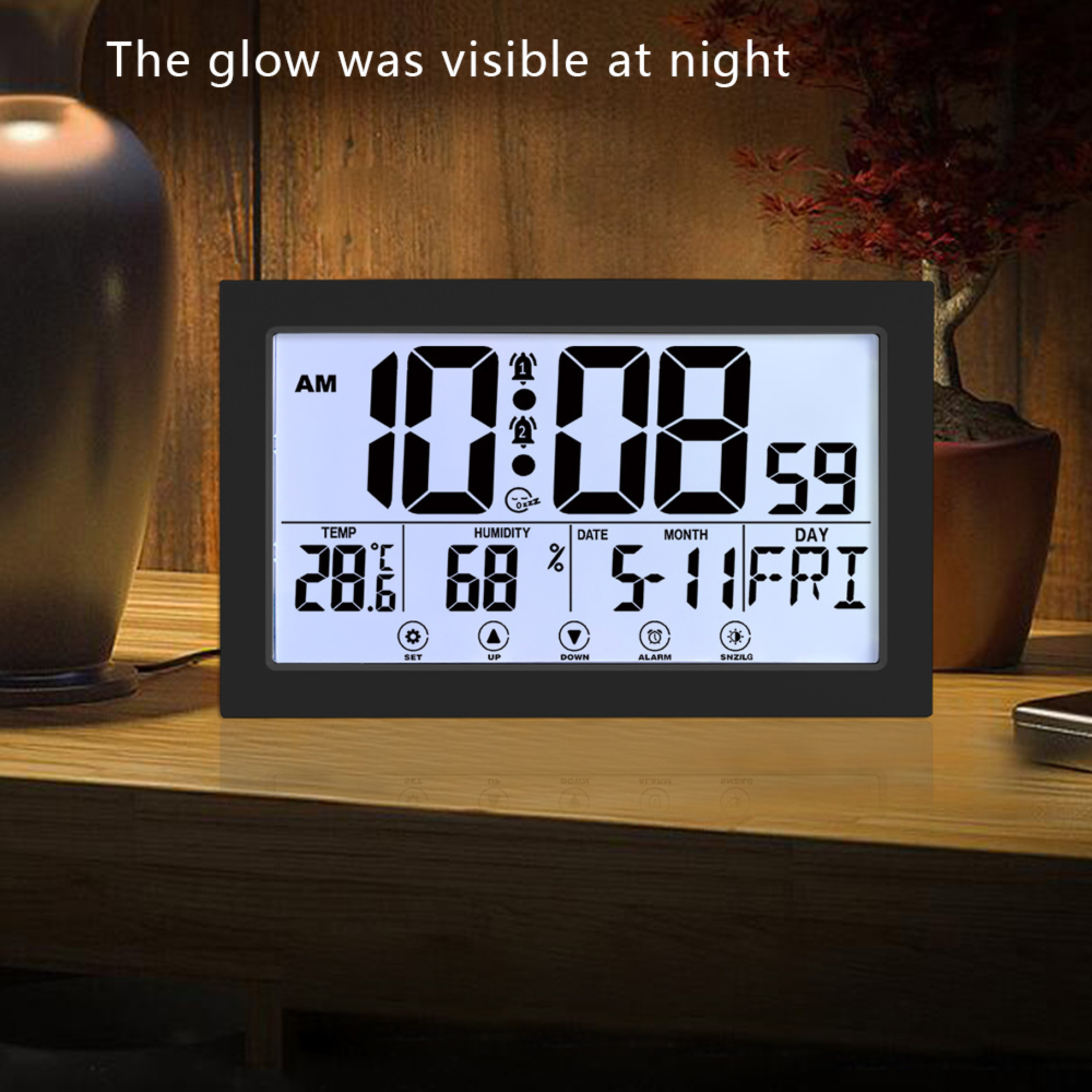 Digitaluhr zeigt 10:08 Uhr, 28,6C, 68% Luftfeuchtigkeit, 11. Mai, Freitag.
