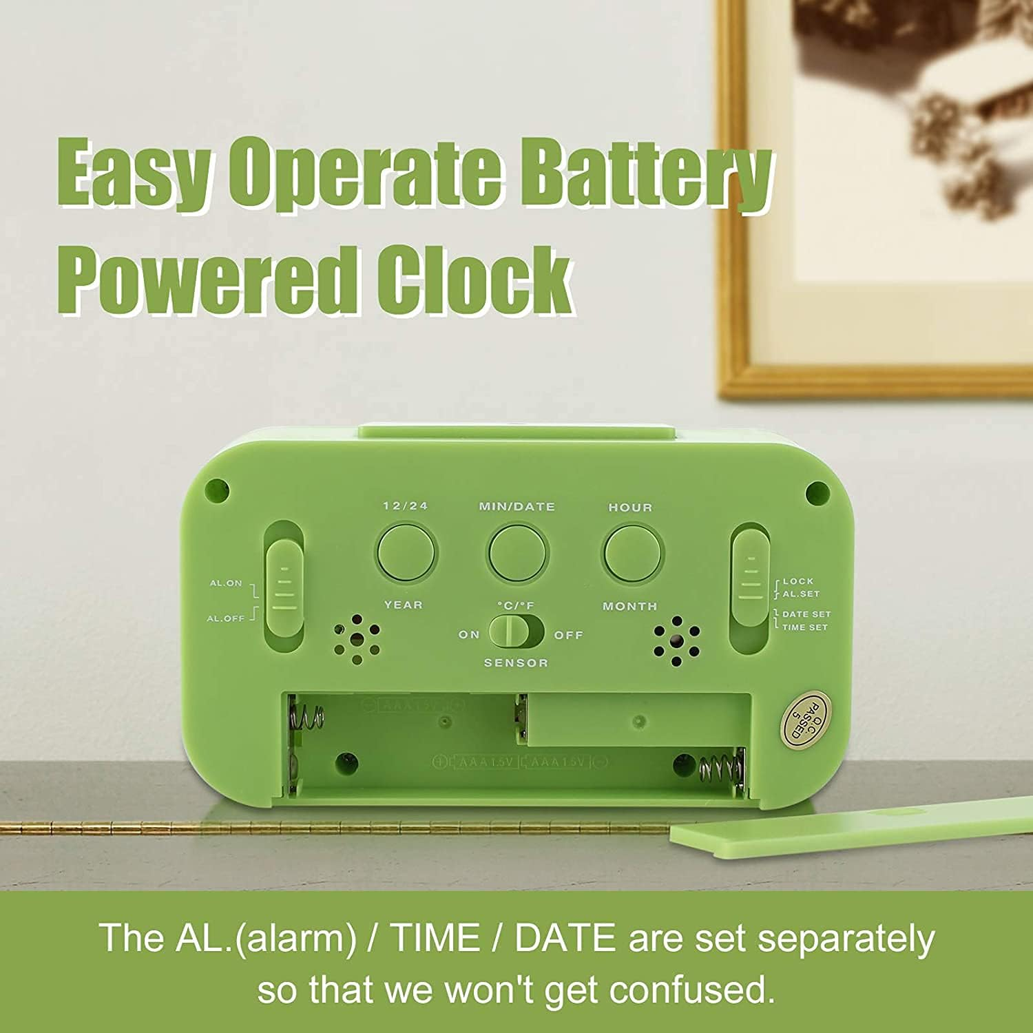 Grüne Digitaluhr mit Batteriefach. Knöpfe für Zeit, Datum und Alarm.