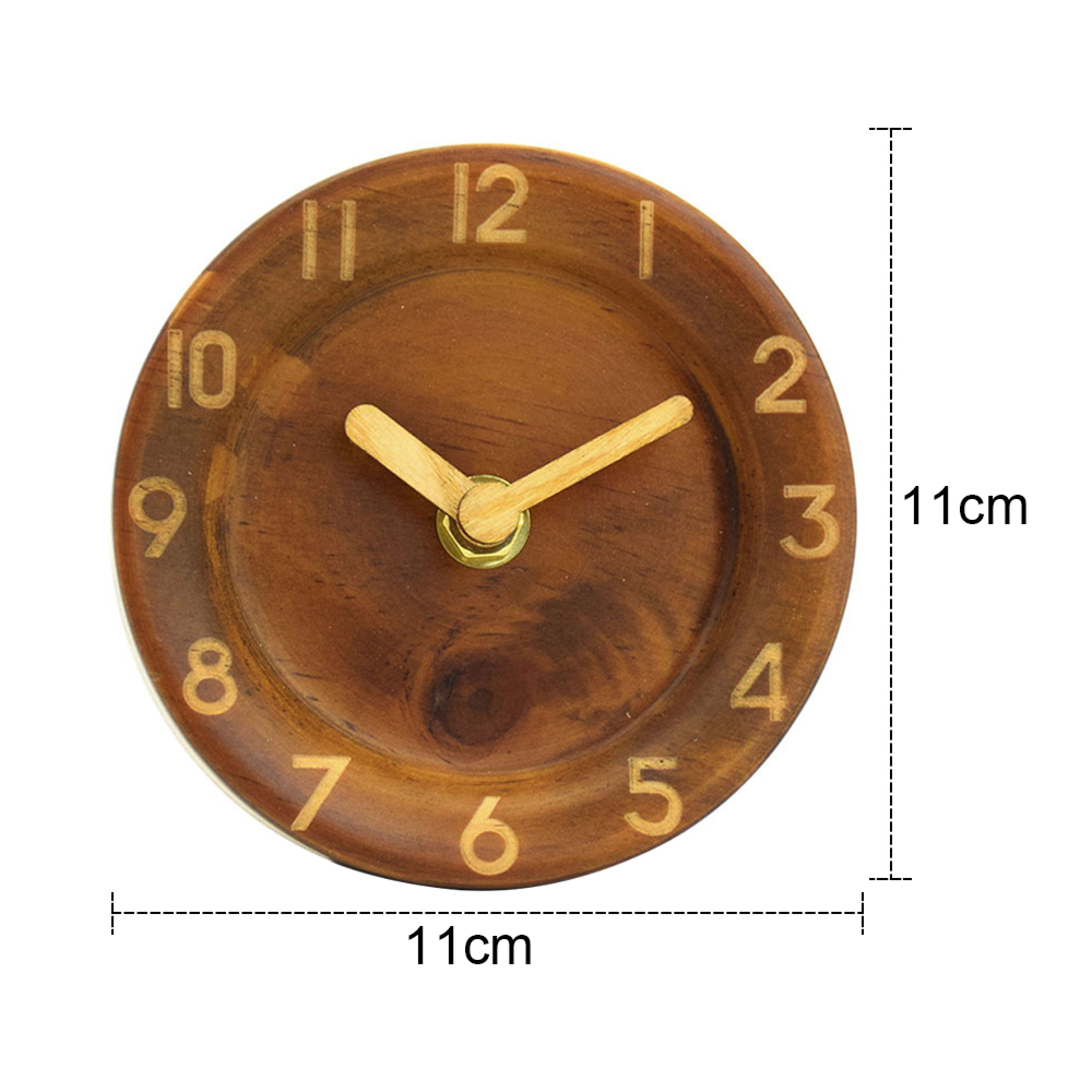 Eine hölzerne Wanduhr mit goldenen Ziffern und Zeigern. Misst 11 cm.