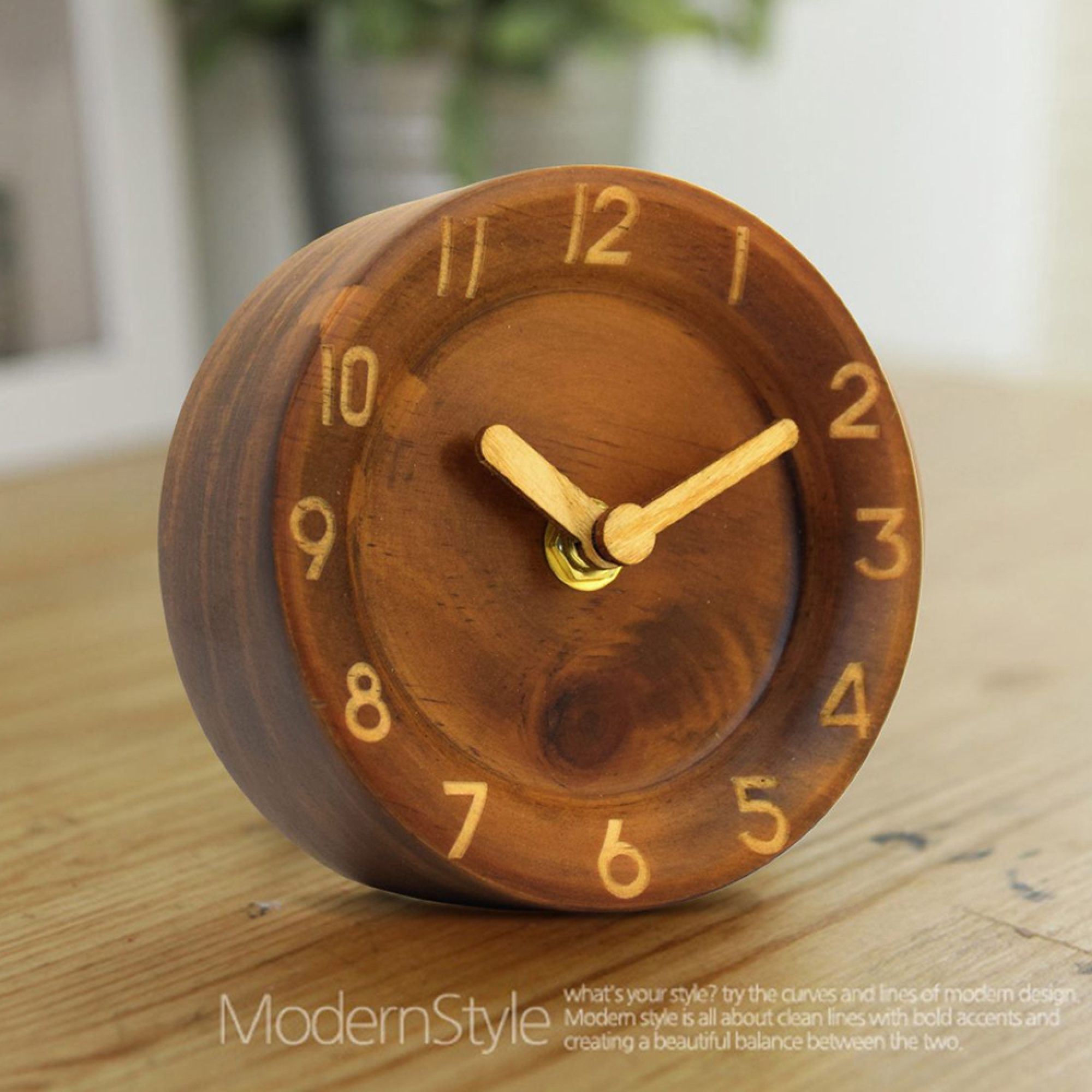 Ein runder Holztischuhr mit goldenen Zeigern auf einem Holztisch.
