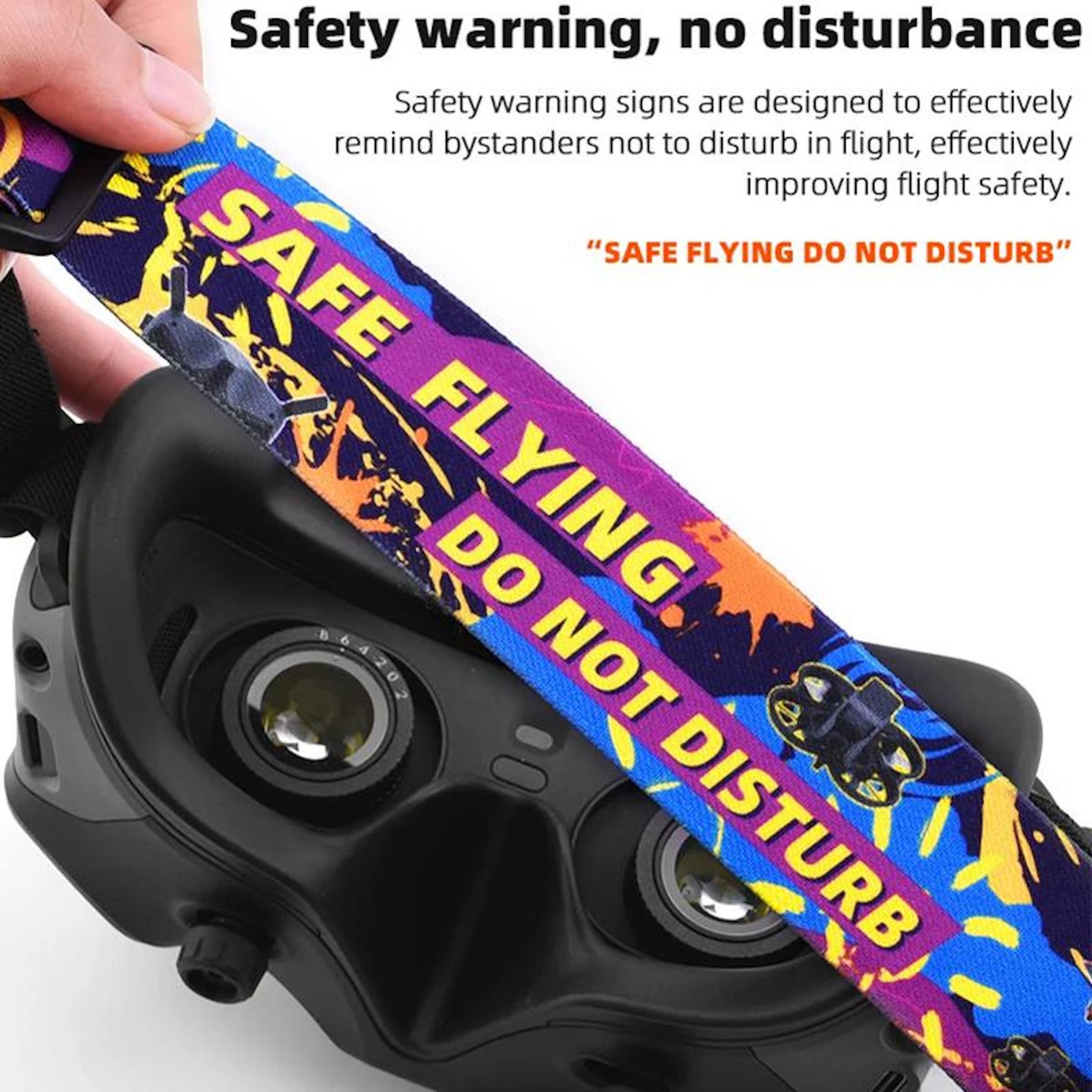 Schwarze Brille mit buntem Band, auf dem SAFE FLYING DO NOT DISTURB steht.