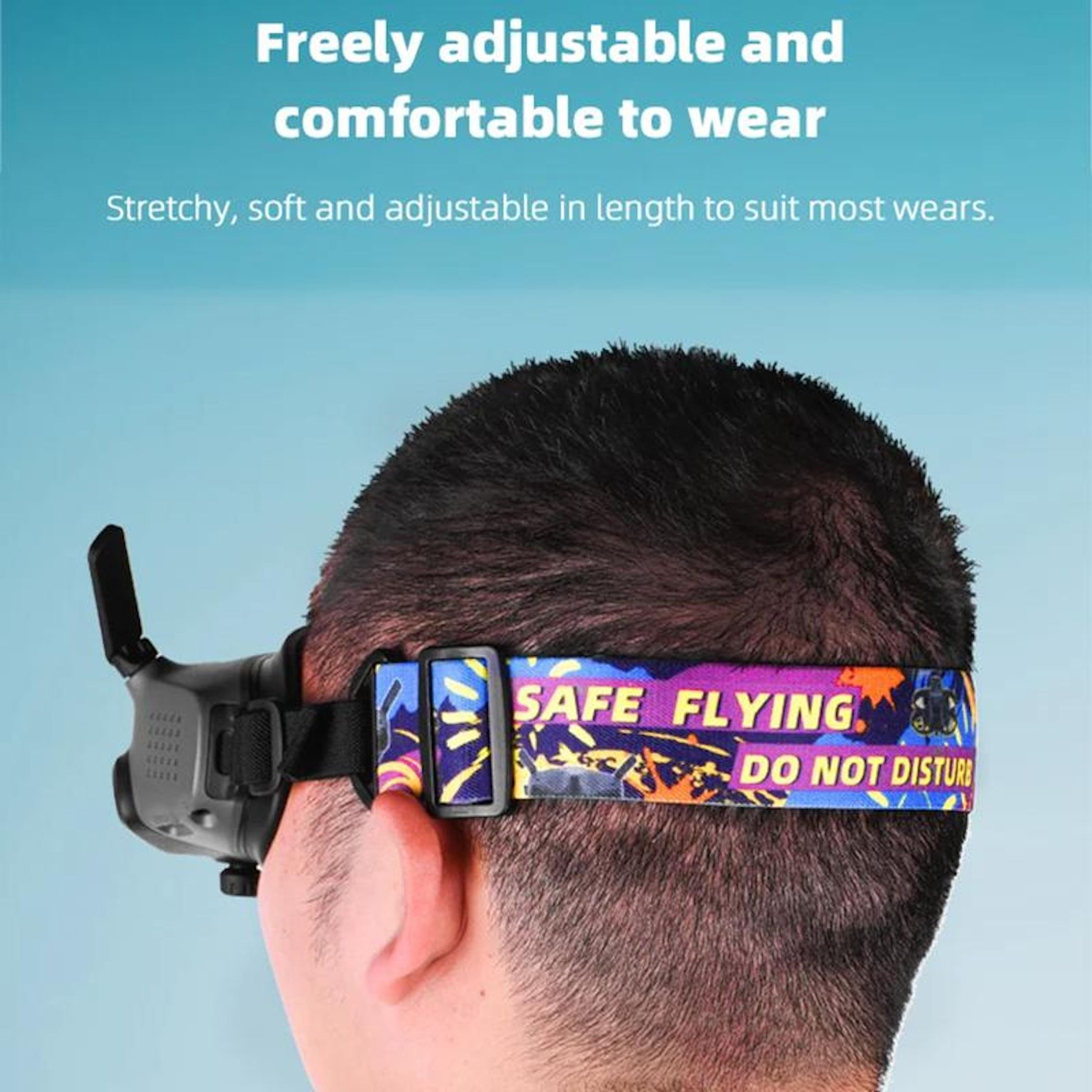 Ein Mann trägt ein Headset mit einem bunten Band mit Aufschrift "SAFE FLYING. DO NOT DISTURB."