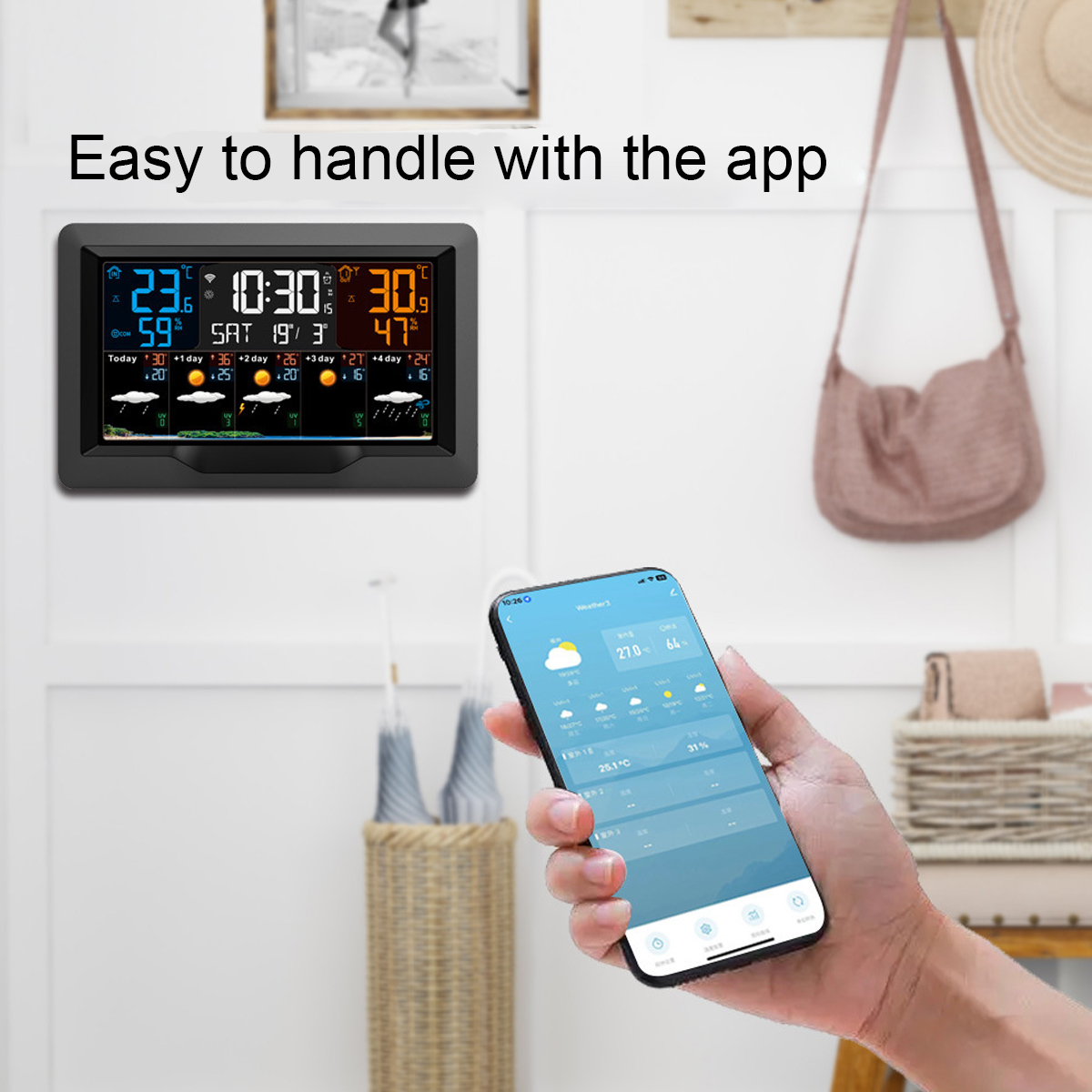 Ein Wetterdisplay zeigt Uhrzeit und Temperatur. Eine Hand hält ein Smartphone mit Wetter-App.