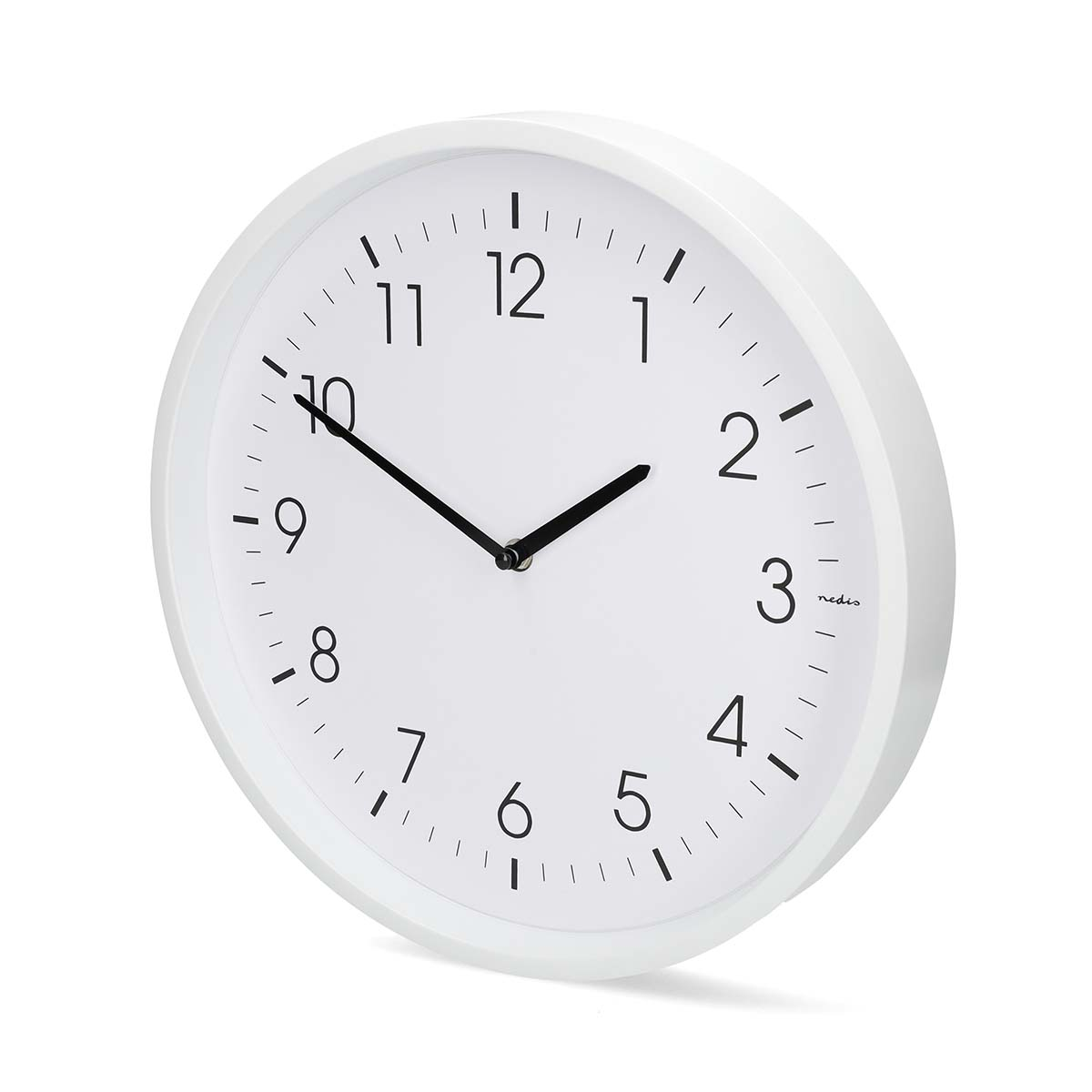 Eine weiße Wanduhr mit schwarzen Ziffern und Zeigern. Es ist fast 2 Uhr.