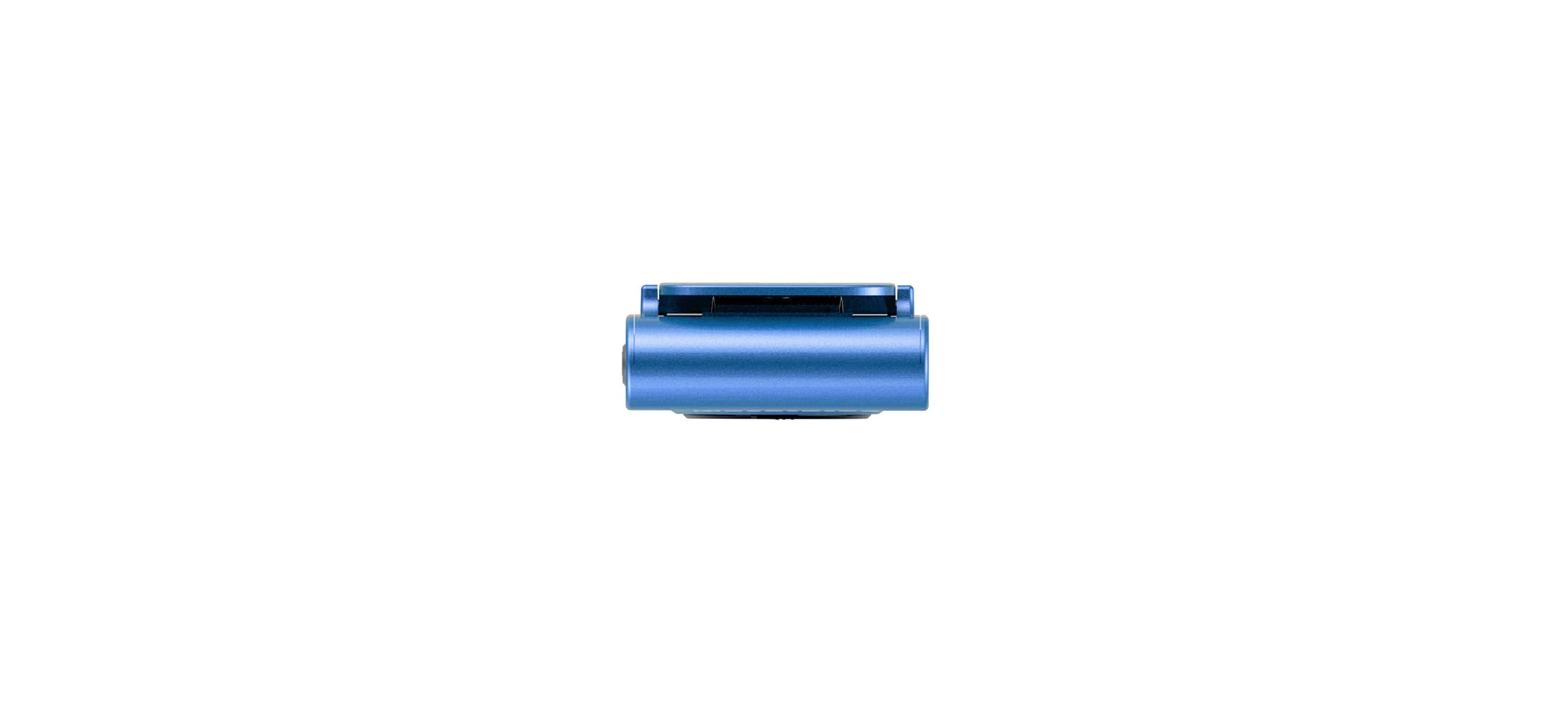 Ein blauer, metallischer Gegenstand mit einem Schlitz in der Mitte. Nahaufnahme.