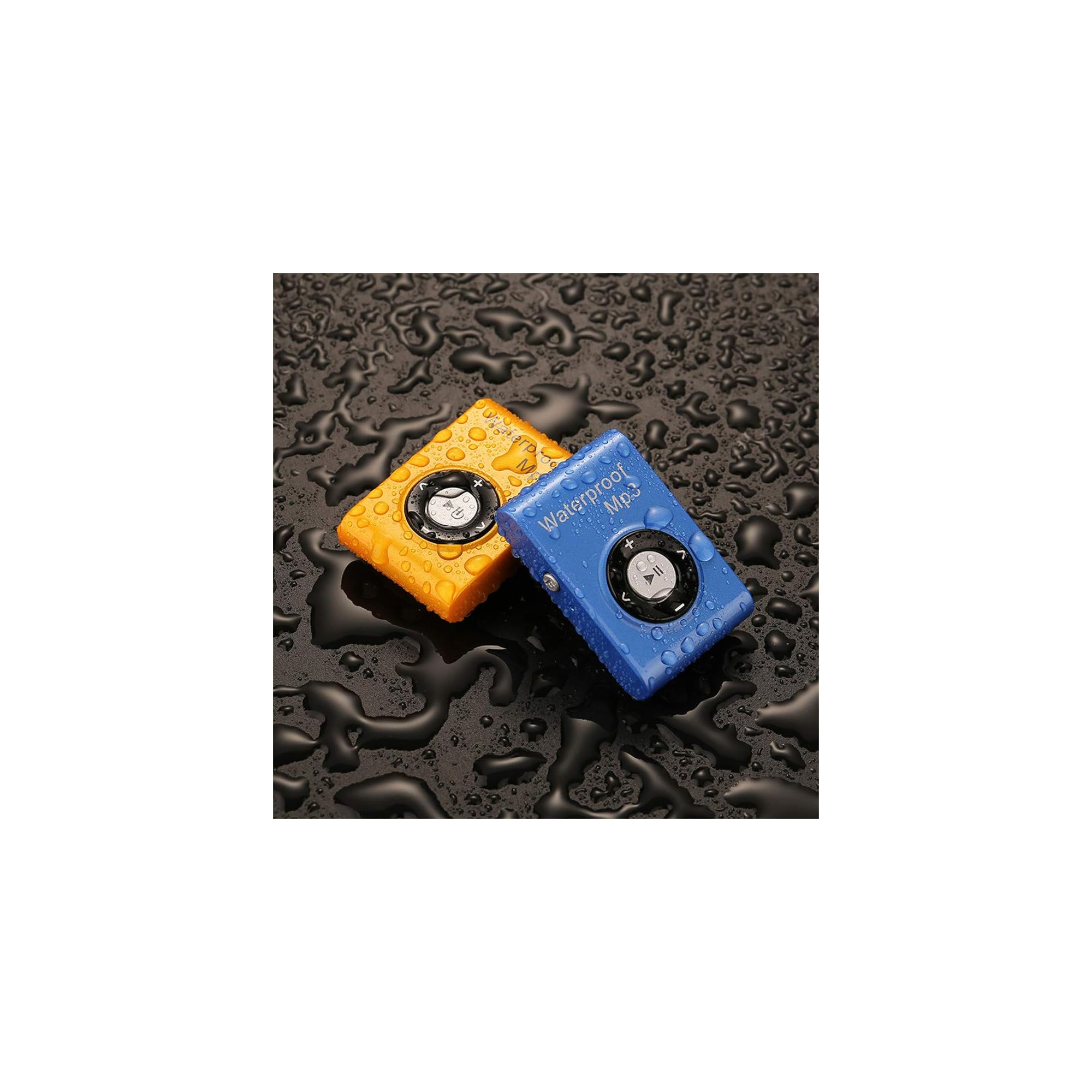 Zwei wasserdichte MP3-Player, blau und orange, auf nassem schwarzem Untergrund.