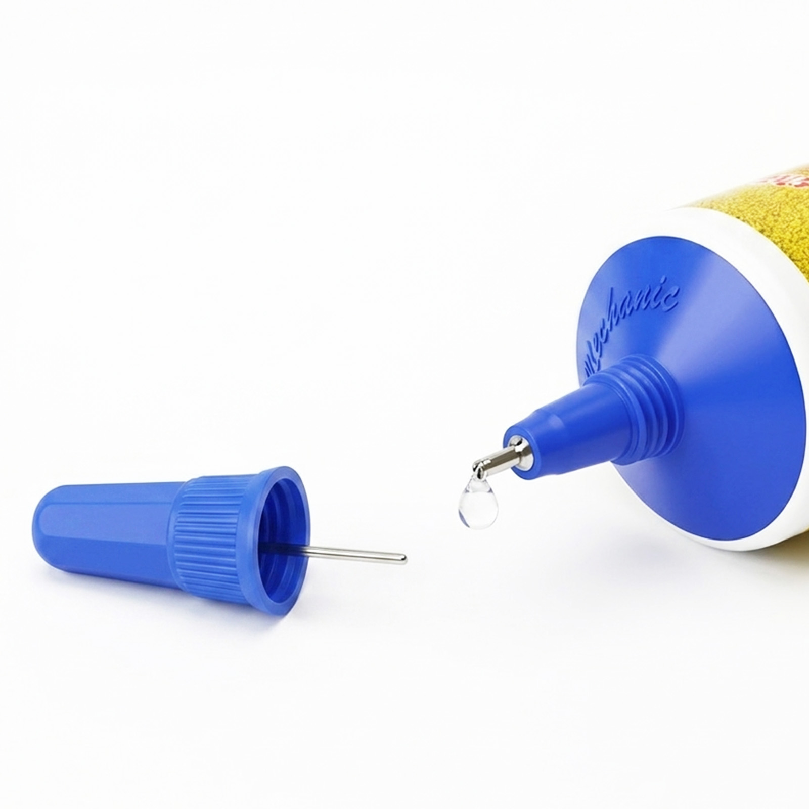 Eine blaue Kappe mit Nadel liegt links, rechts tropft Flüssigkeit aus einer blauen Tülle.