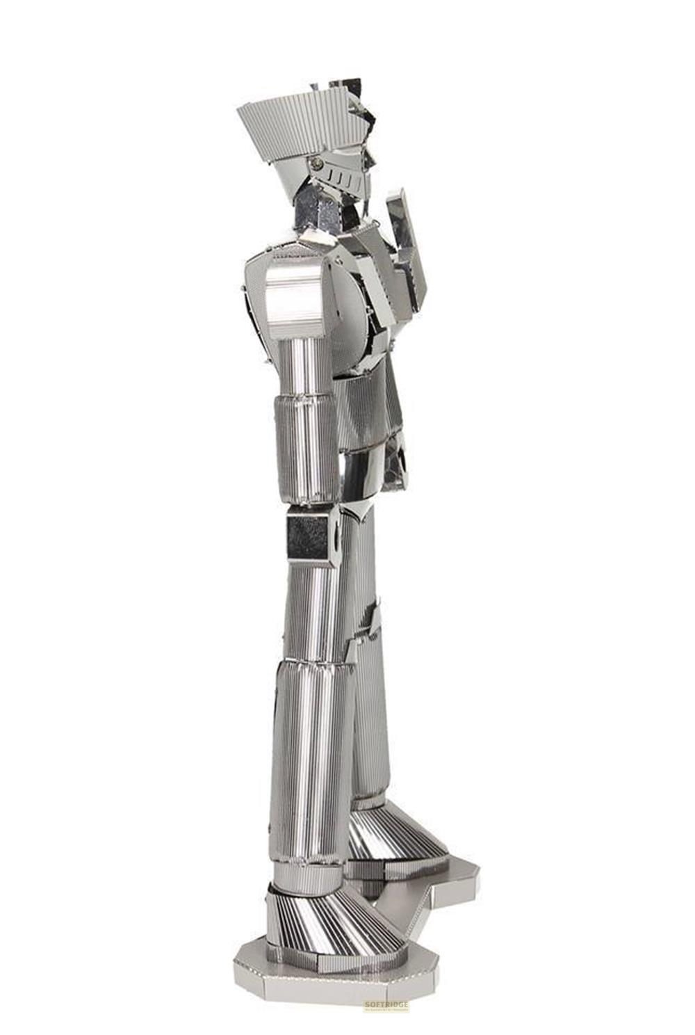 Ein silberner Metall-Bausatz-Roboter steht aufrecht. Er hat einen Helm und eine rechteckige Brustplatte.