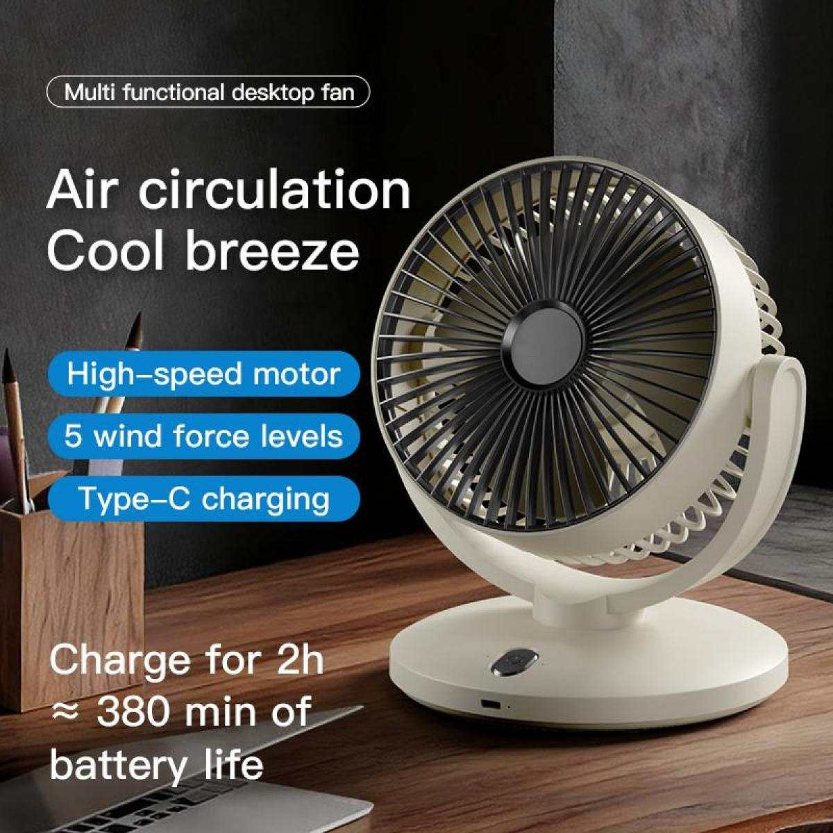 Ein weißer Schreibtischventilator mit schwarzen Lamellen steht auf einem Holzschreibtisch.