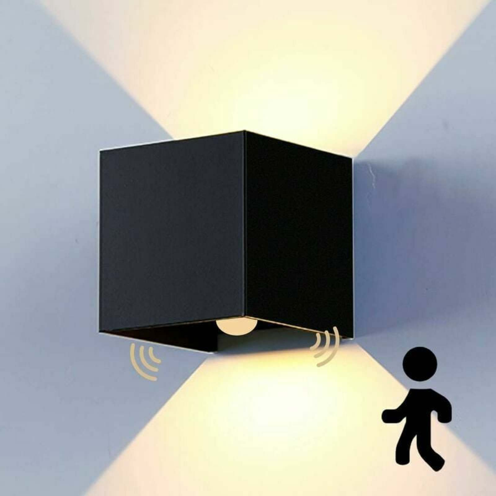 Schwarzer Würfel-Wandleuchter sendet nach unten gerichtetes Licht aus. Bewegungssensor-Symbol.
