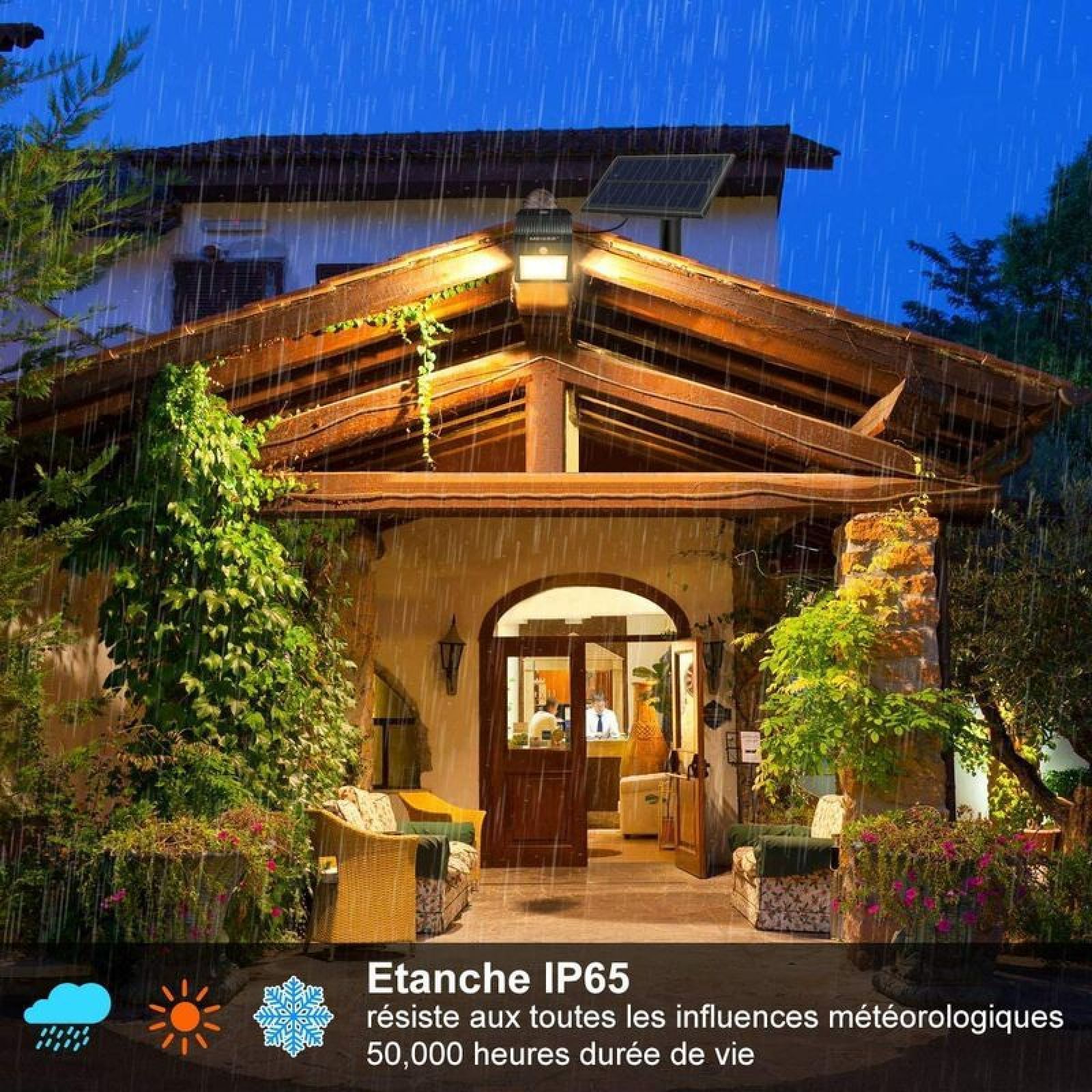 Ein solarbetriebenes Licht beleuchtet ein Haus mit Regen, das auf das Dach fällt.