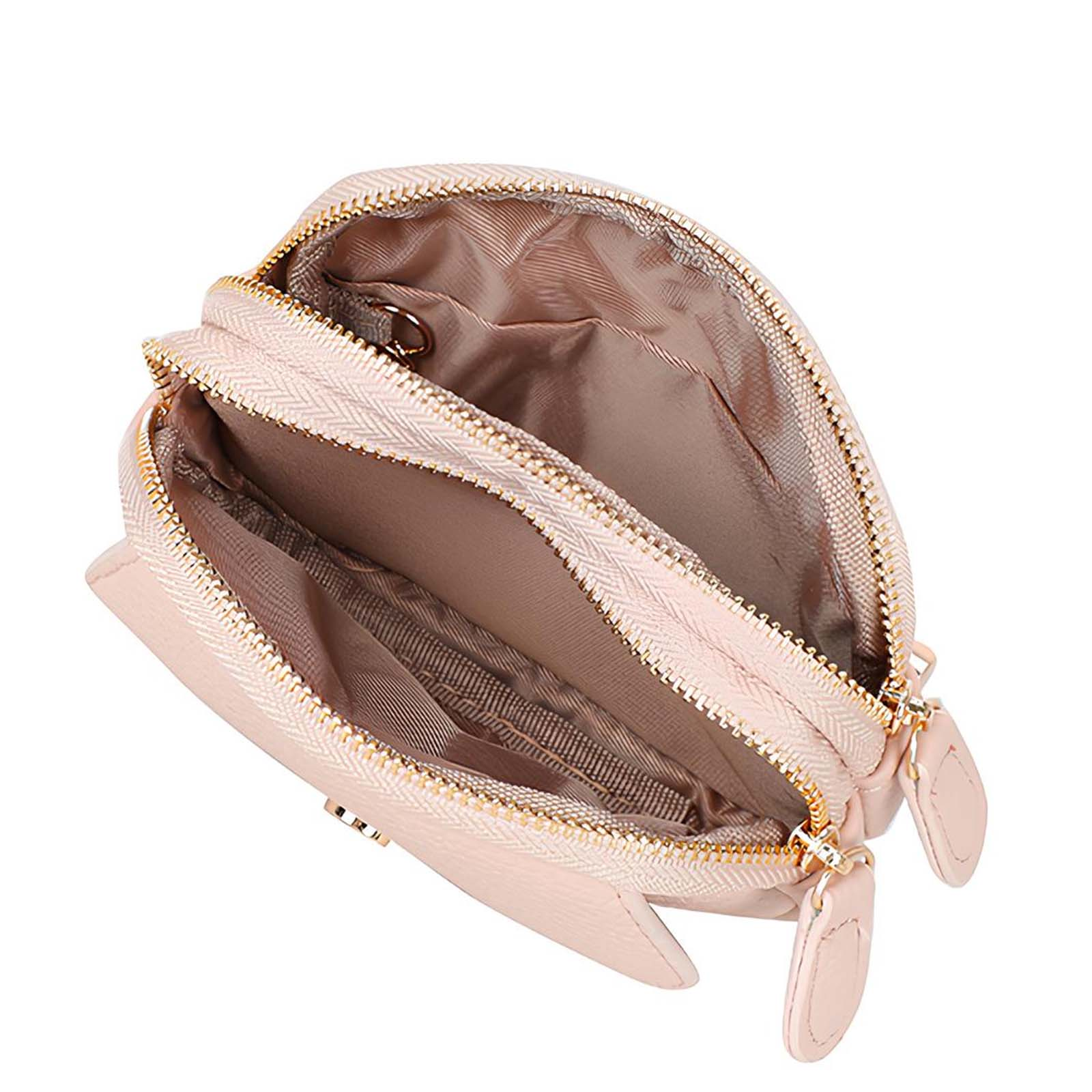 Eine offene, hellrosa Tasche mit goldfarbenen Reißverschlüssen und einem hellbraunen Innenfutter.