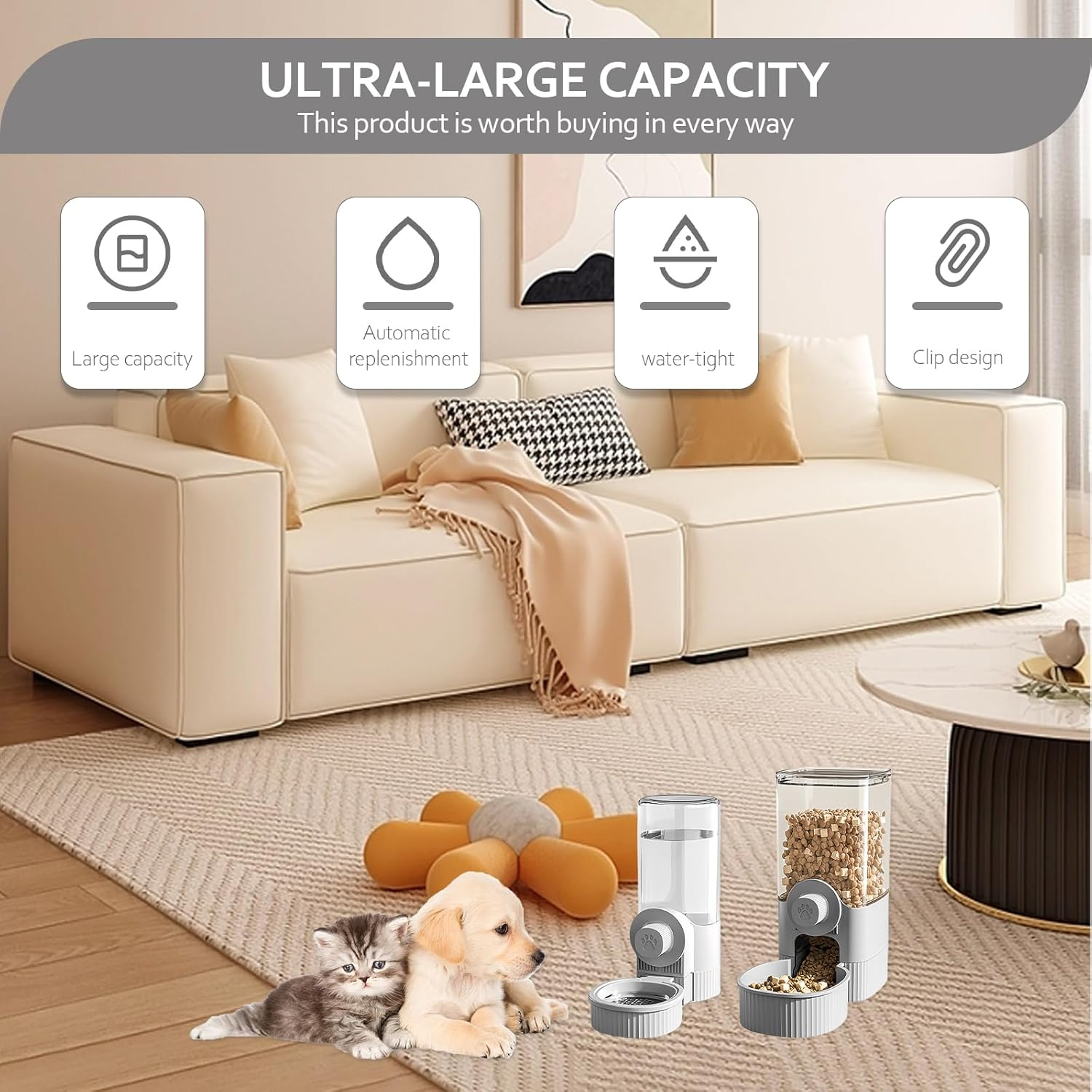Wohnzimmer mit Sofa, zwei Haustieren und Tierfutterautomaten. Merkmale: große Kapazität, automatische Nachfüllung, wasserdicht, Clip-Design.