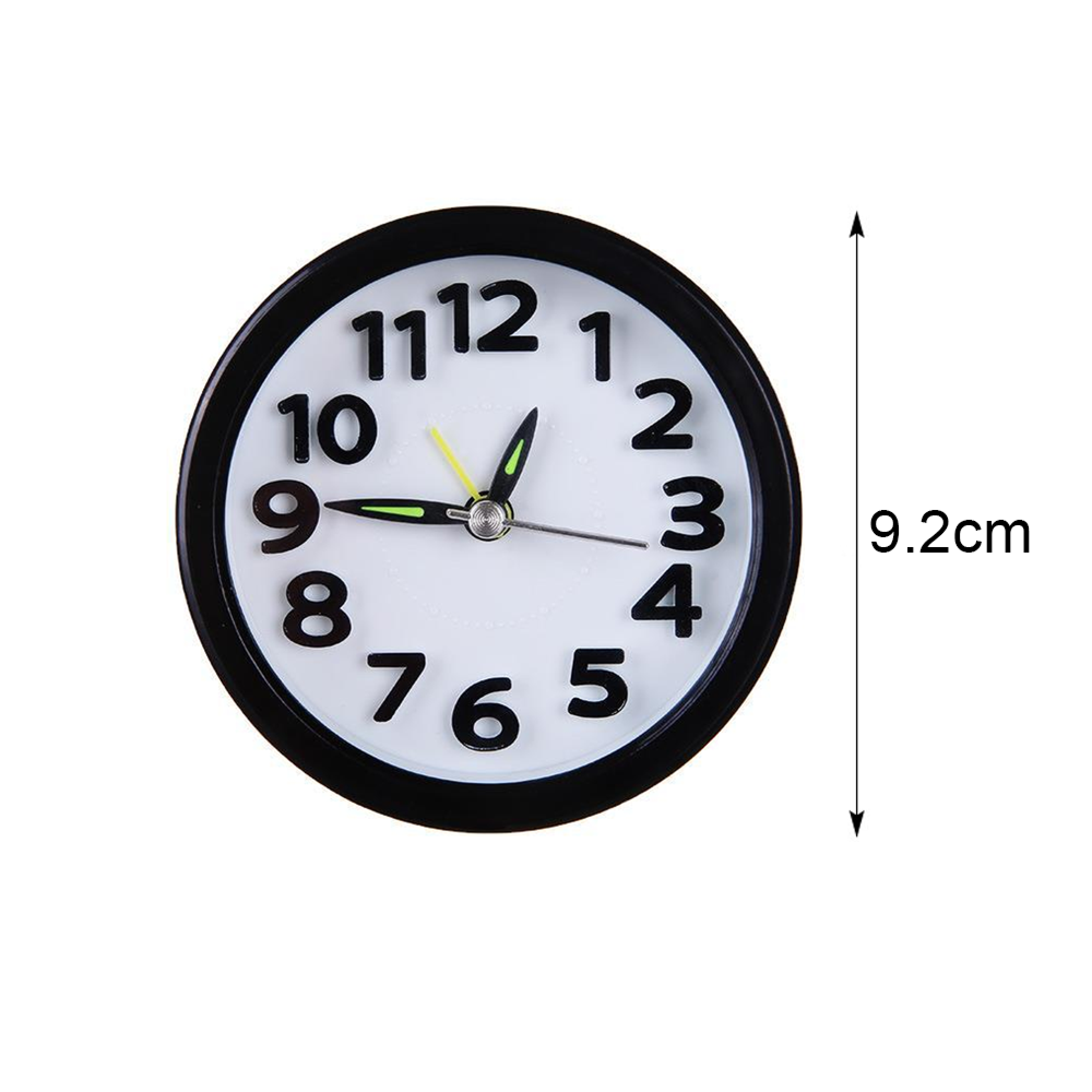 Eine runde schwarze Wanduhr mit weißen Ziffern und schwarzen Zeigern.