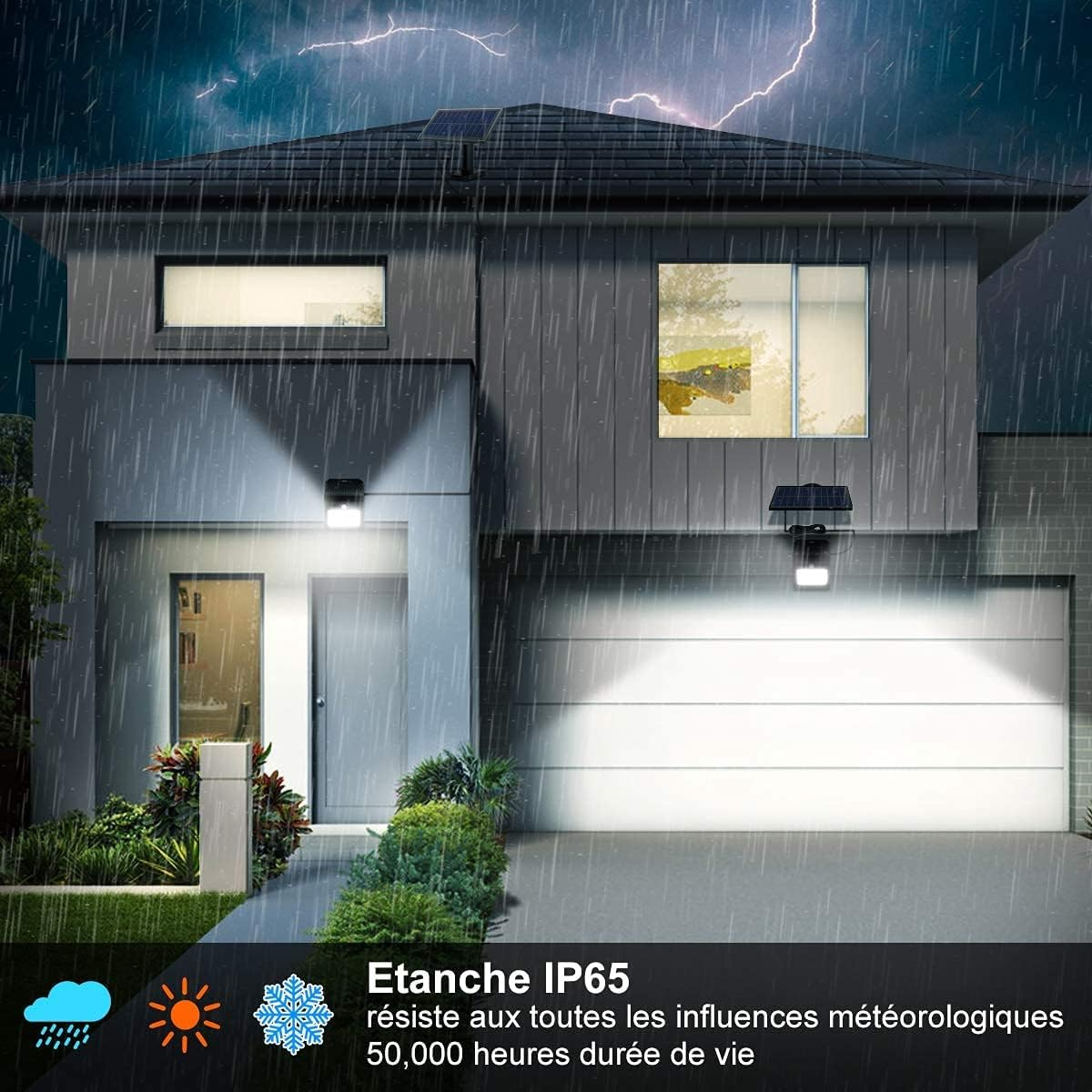 Haus bei Nacht mit Regen, Blitz und beleuchteter Garage. Solarpanel auf dem Dach.