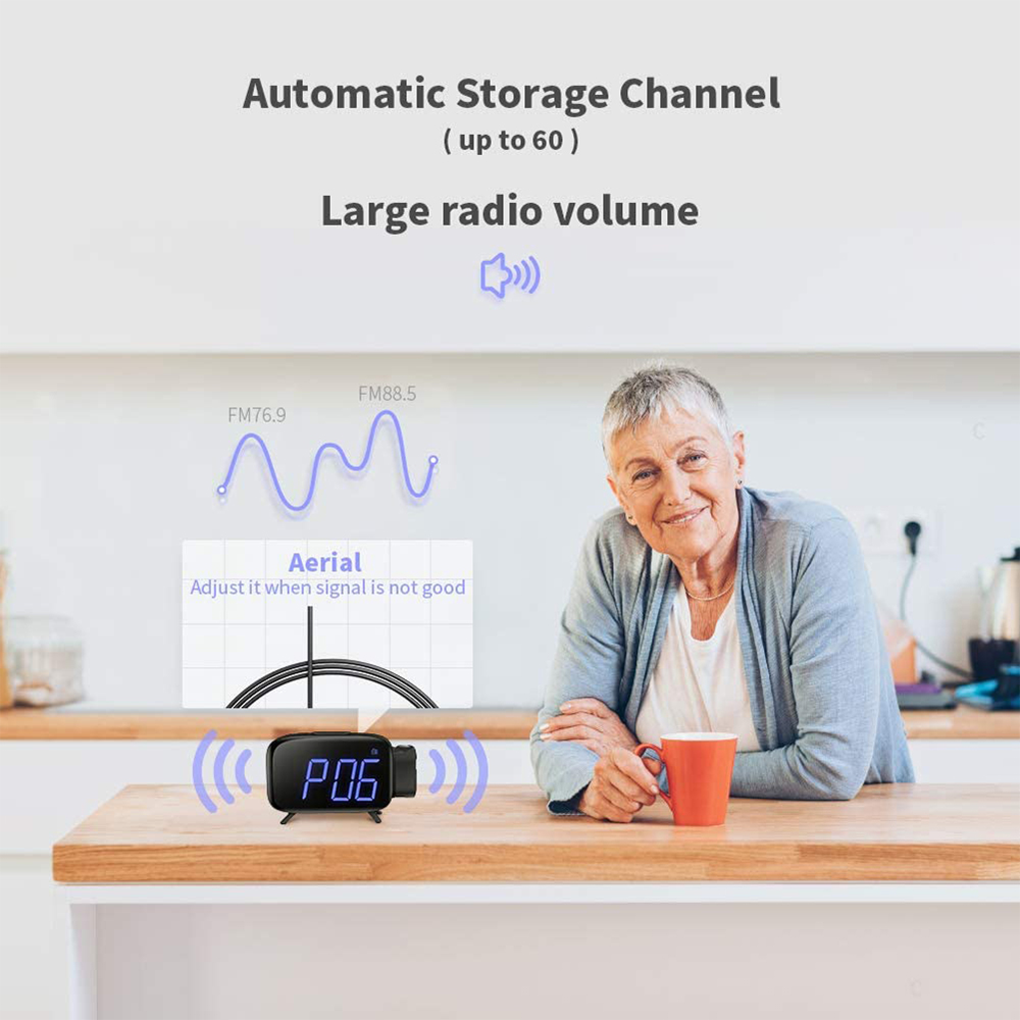 Eine ältere Frau lächelt, während sie eine orangefarbene Tasse hält. Ein Radio mit Anzeige ist zu sehen.