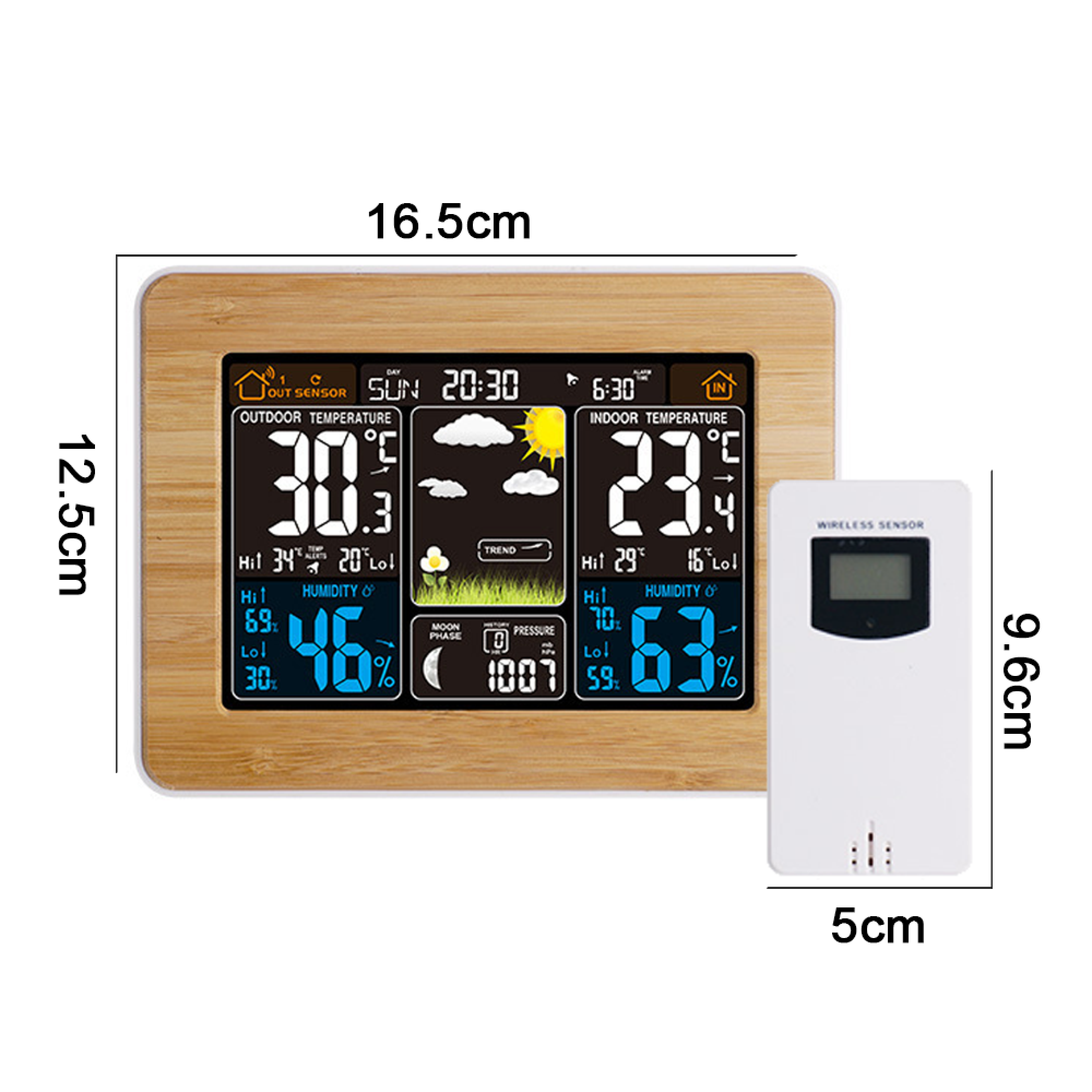 Ein digitales Wetterdisplay mit Holzrahmen zeigt Außen- und Innentemperatur, Luftfeuchtigkeit, Mondphase und Luftdruck.