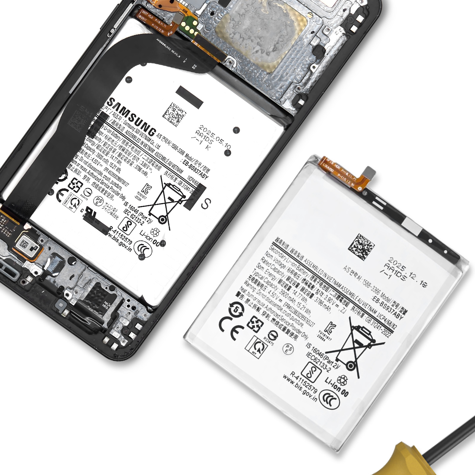 Ein Smartphone-Akku liegt neben dem geöffneten Gehäuse eines Smartphones.
