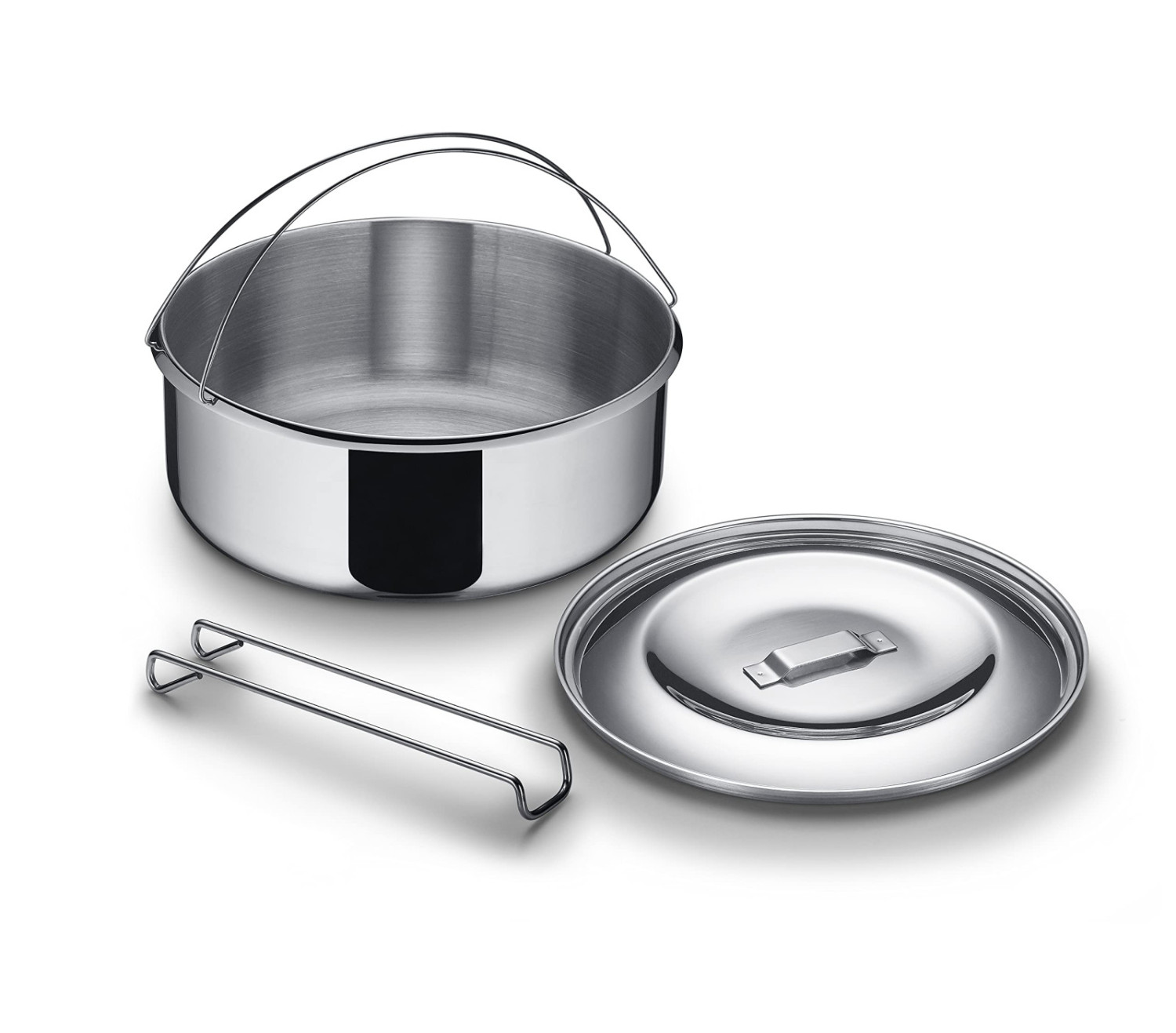 Pentola in acciaio inox con coperchio e manico. Su sfondo bianco.