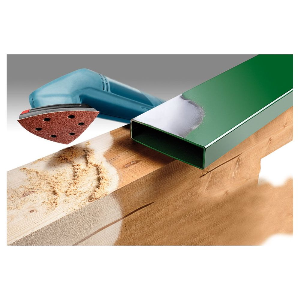 Ein Schleifgerät bearbeitet ein Holzstück und eine grüne Metallstange.