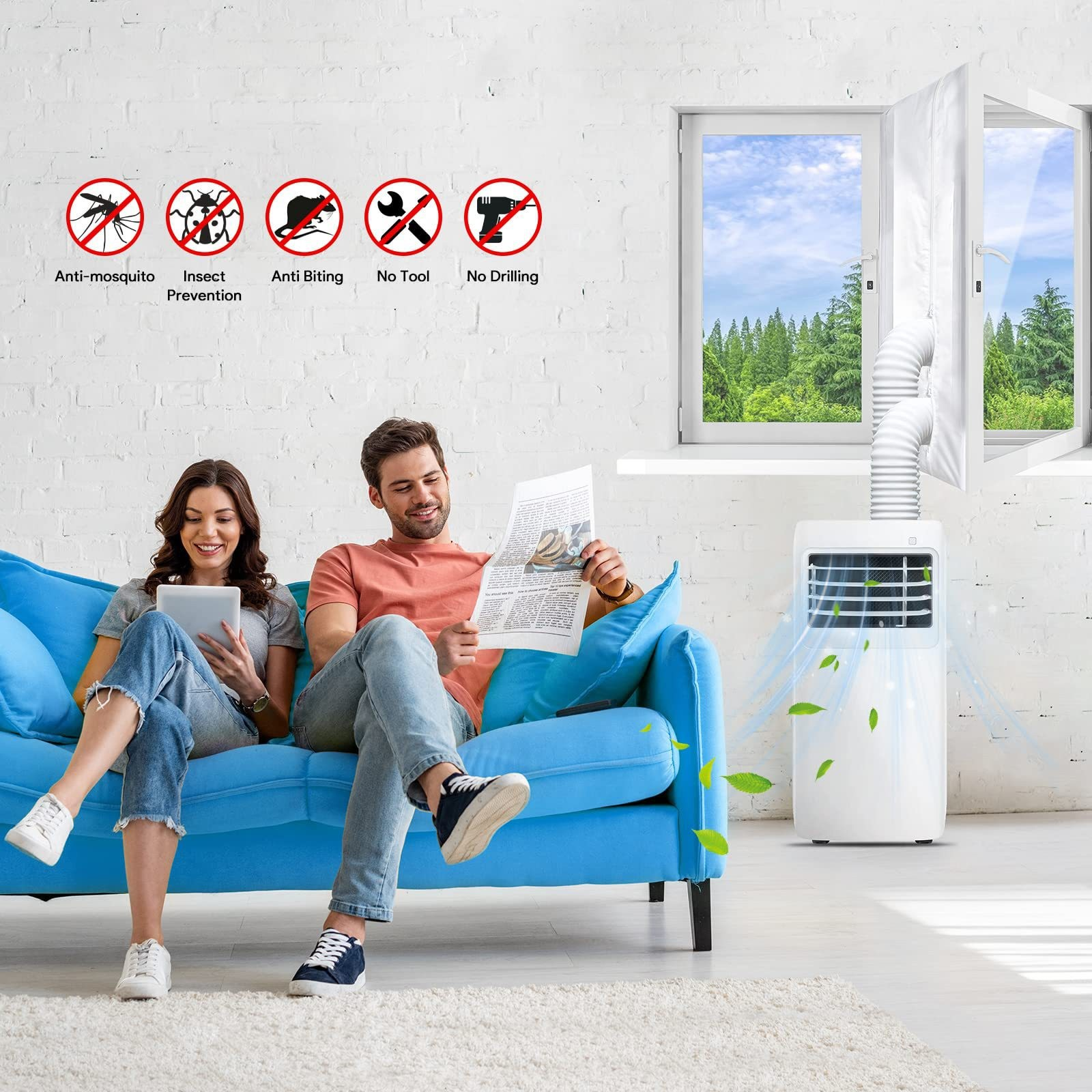 Paar auf blauem Sofa, Mann liest Zeitung, Frau schaut auf Tablet, Klimaanlage bläst Luft.