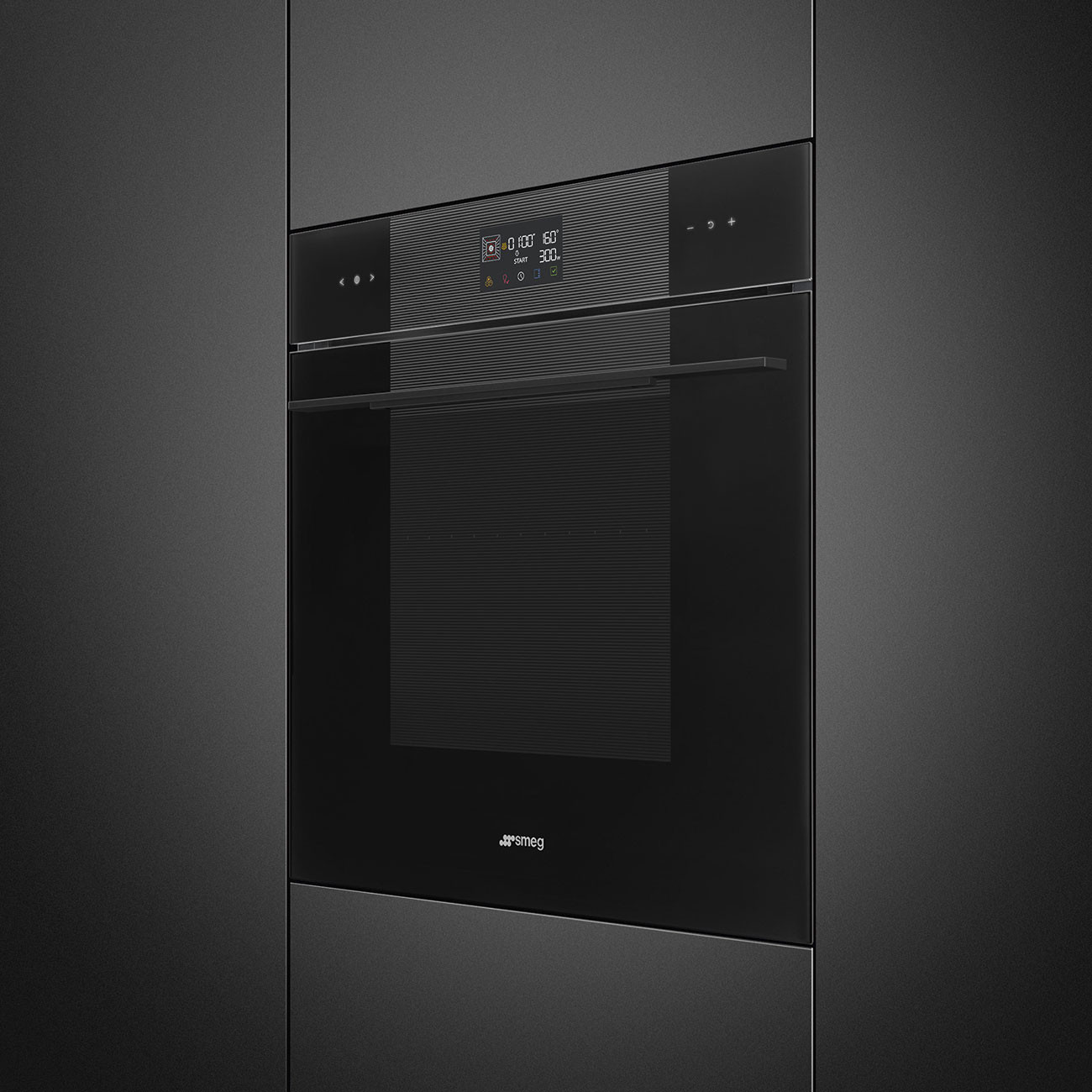 Un moderno forno nero con display digitale e controlli, logo Smeg.