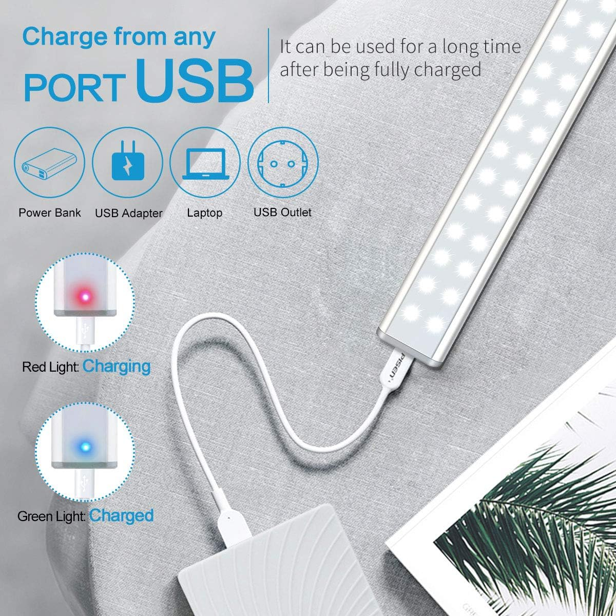Ein USB-Licht wird von einer Powerbank geladen. Rotes Licht zeigt Laden an, blaues Licht zeigt Vollladung an.