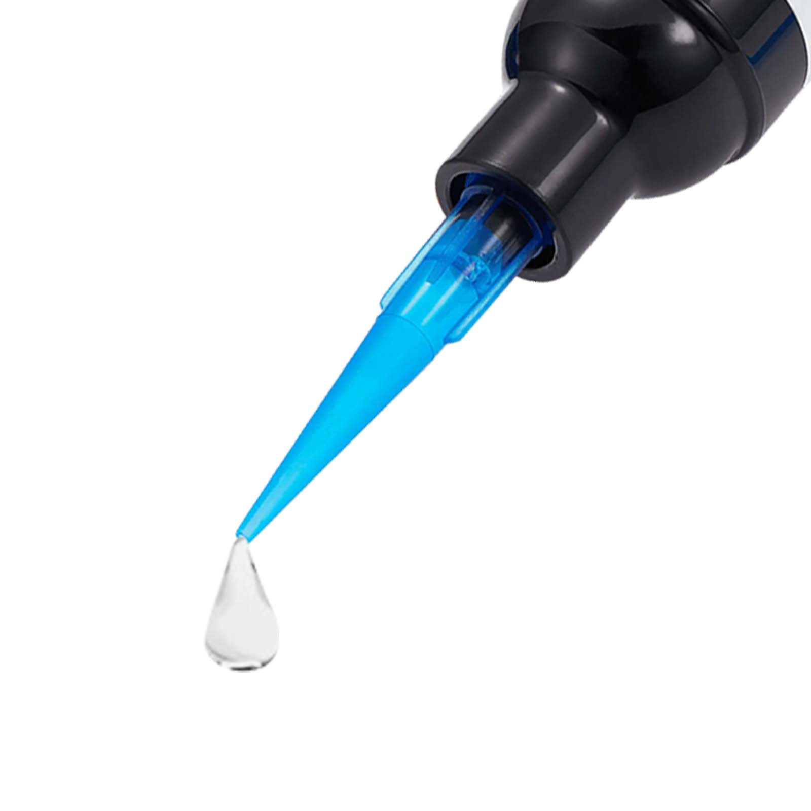 Eine klare Flüssigkeitstropfen fällt von einer blauen Spitze eines schwarzen Geräts.