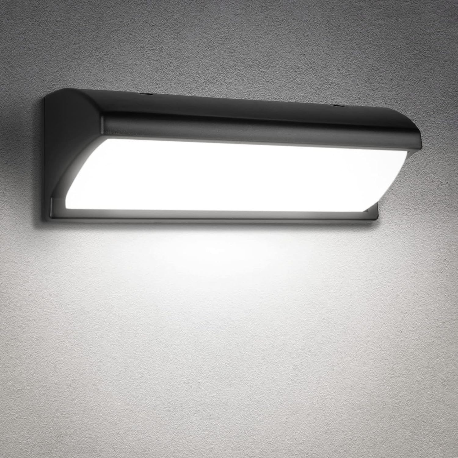 Schwarze Wandleuchte mit hellem Licht auf einer strukturierten Wand.