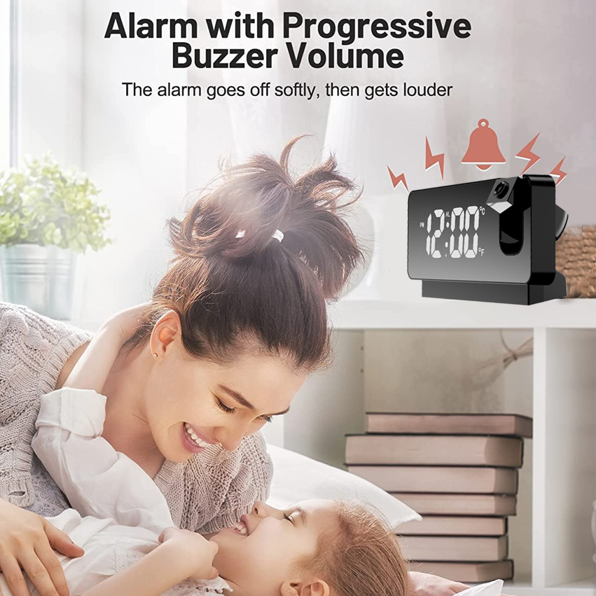 Ein Baby und eine Frau kuscheln; ein Projektionswecker steht daneben.