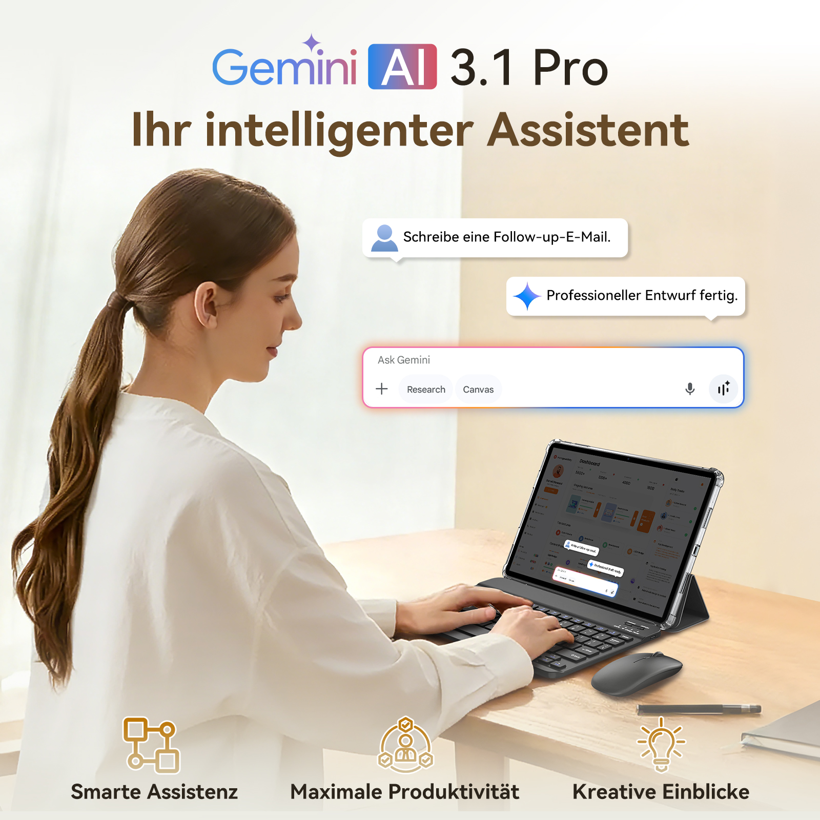 Eine Frau tippt auf einer Tastatur, ein Tablet zeigt Gemini AI an. Smarte Assistenz.