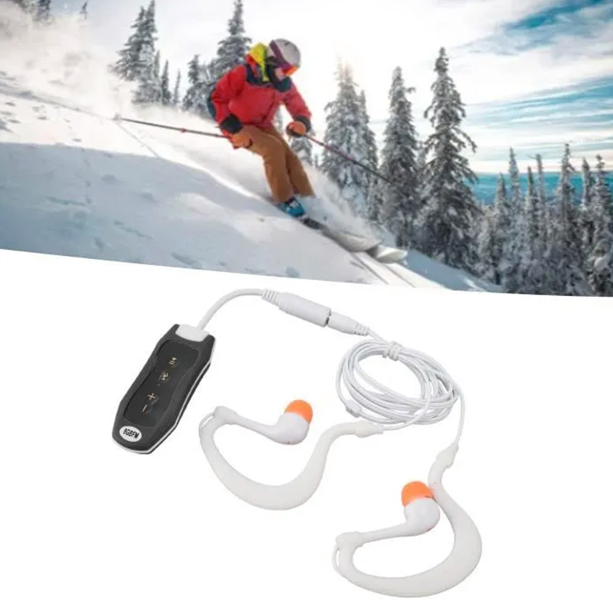 Ein Skifahrer fährt bergab, während ein weißes Kopfhörer-Set mit Ohrbügeln und Orangen-Akzenten darunter liegt.