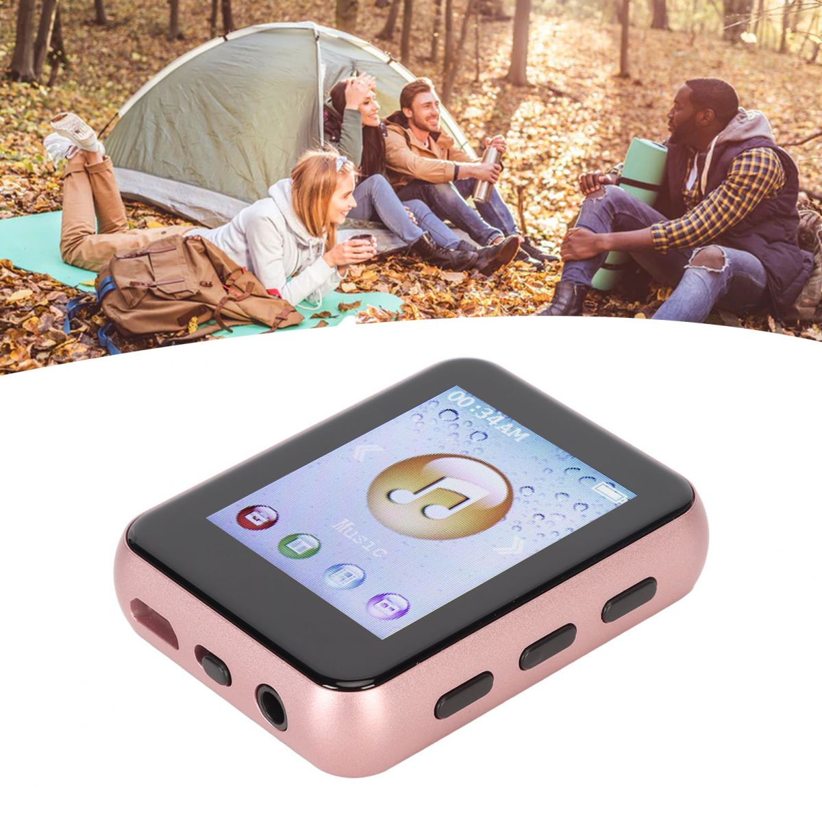 Vier Freunde campen im Wald. Ein tragbarer Musikplayer liegt im Vordergrund.
