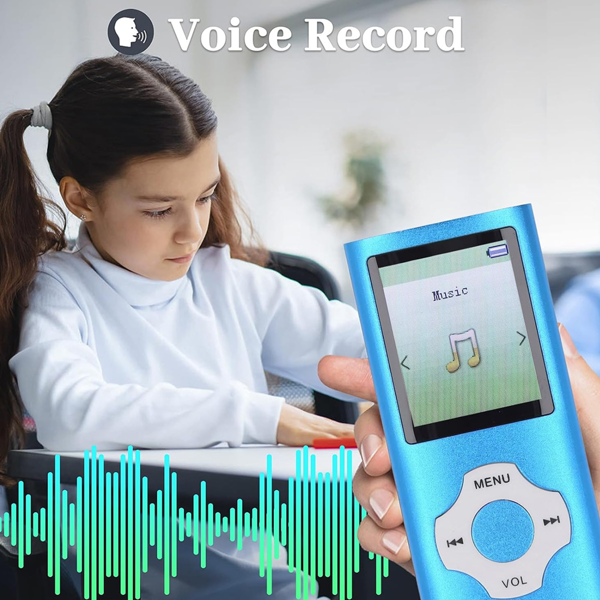 Ein blaues MP3-Gerät wird von einer Hand gehalten, mit einem Mädchen im Hintergrund.
