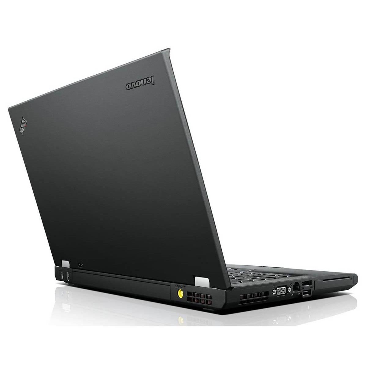 Ein schwarzer Lenovo ThinkPad Laptop ist geöffnet und zeigt Anschlüsse an der Seite.
