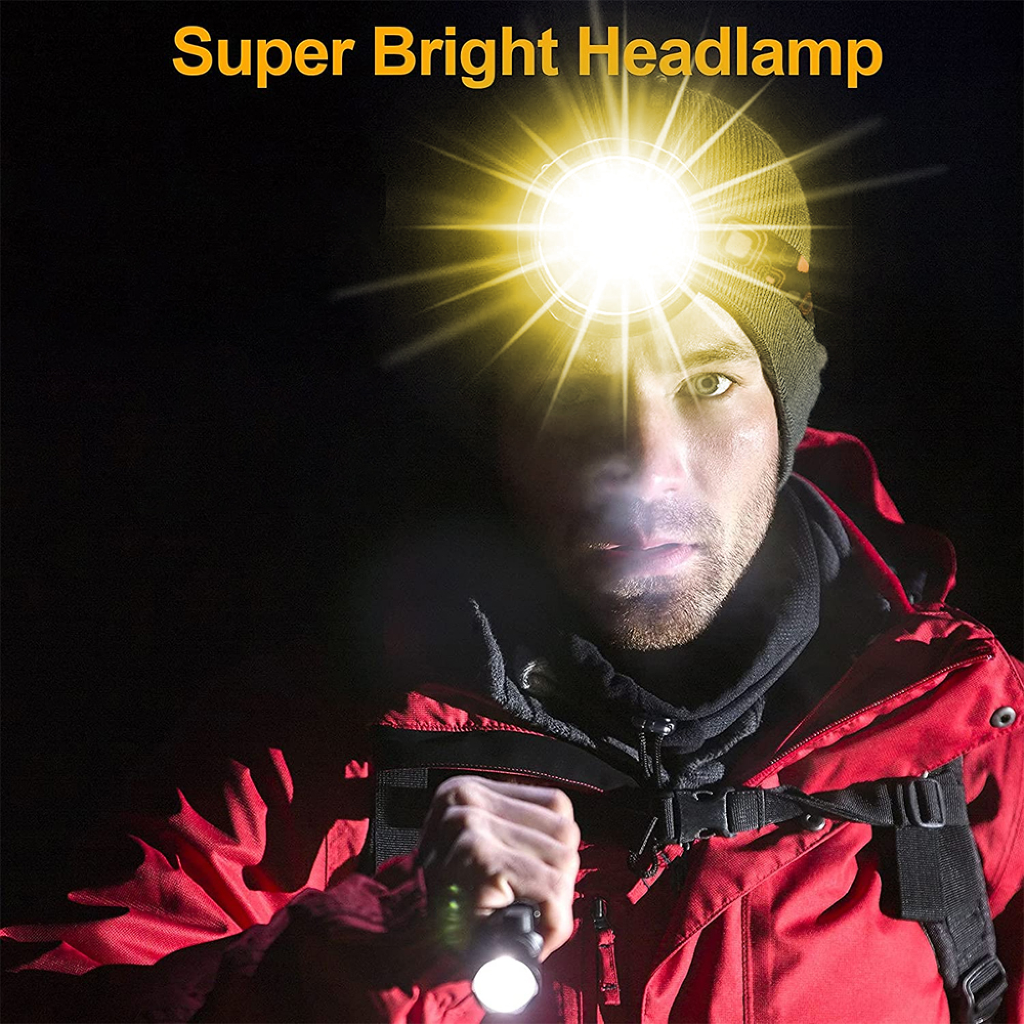 Mann mit Stirnlampe und roter Jacke hält Taschenlampe, leuchtet hell.
