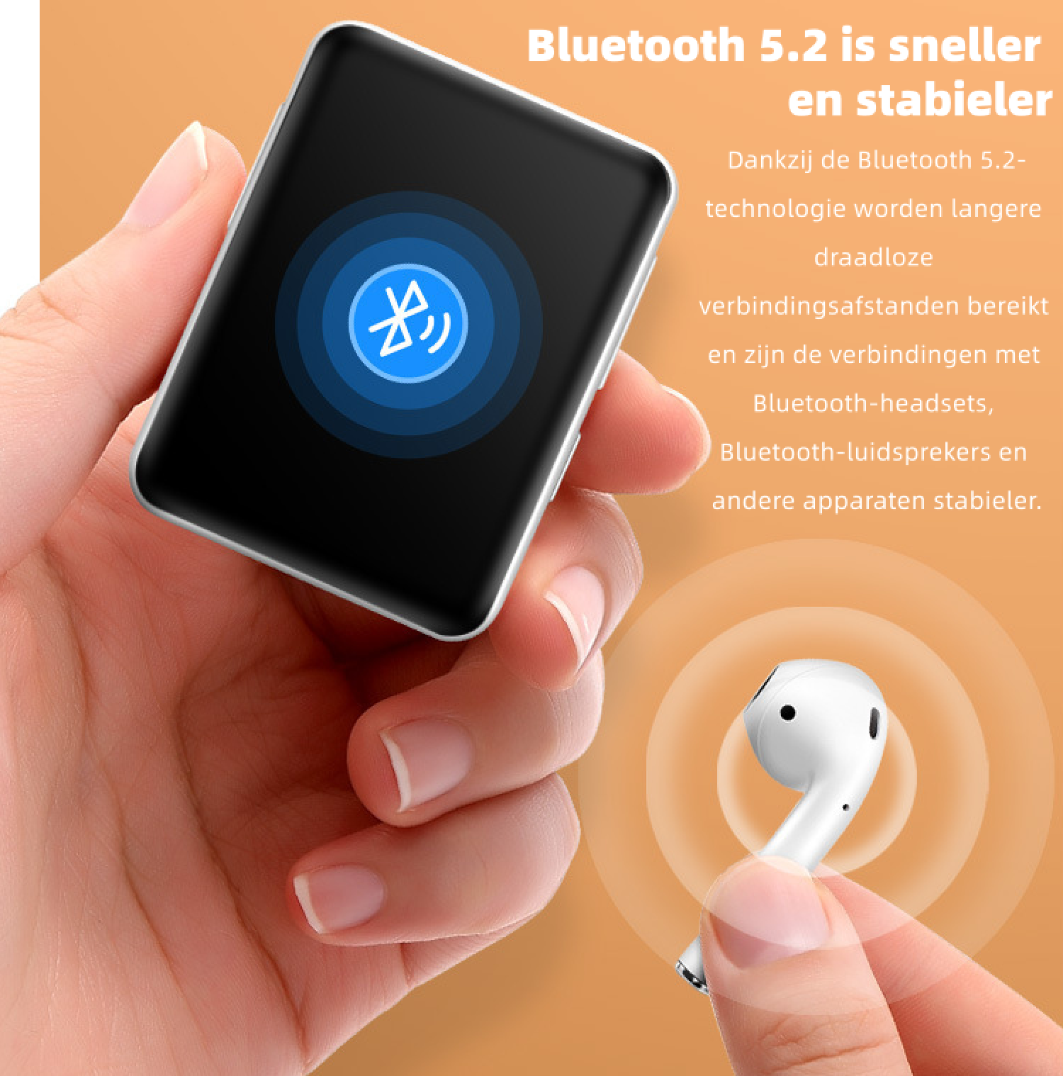 Hand hält ein Smartphone mit Bluetooth-Symbol und ein weißes Ohrhörer.
