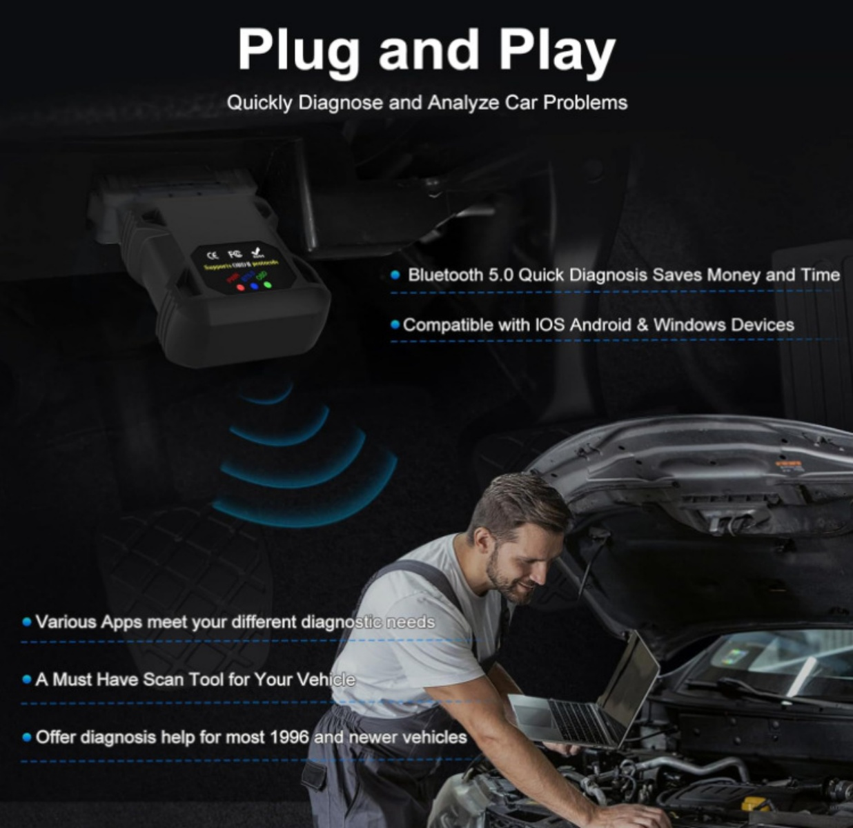 Mechaniker benutzt Laptop und Diagnosegerät zur Motorinspektion. Text: Plug and Play.