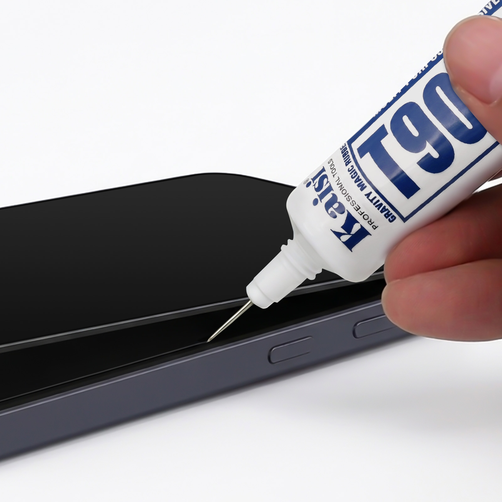 Ein Finger hält eine weiße Tube mit blauer Schrift, die auf ein dunkles Smartphone aufgetragen wird.