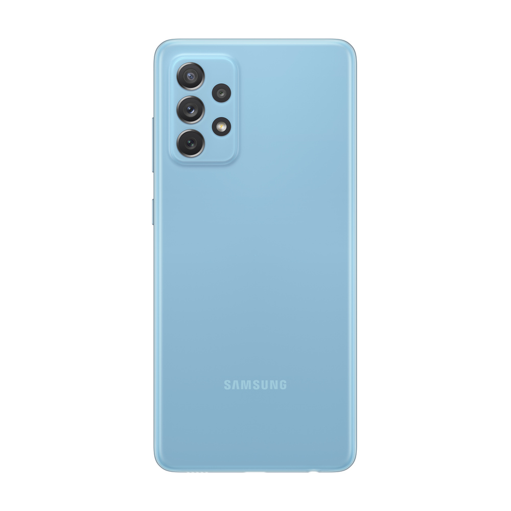 Eine hellblaue Rückseite eines Samsung Smartphones mit vier Kameras.