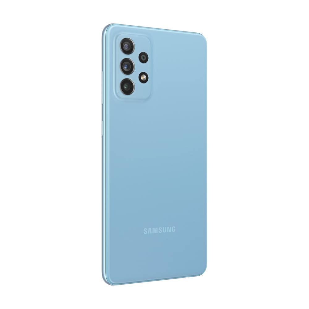 Ein hellblaues Samsung Smartphone mit vier Kameras auf der Rückseite.