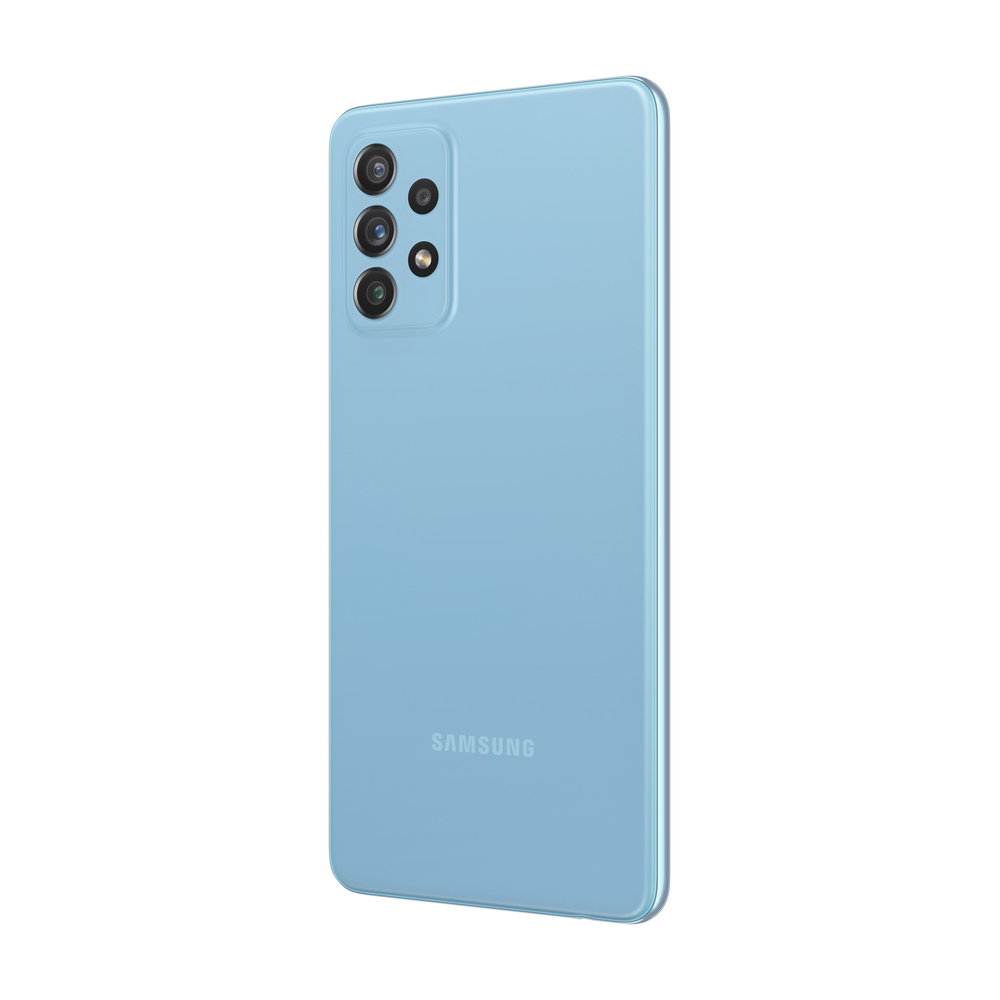 Ein hellblaues Samsung-Smartphone mit vier Kameras auf der Rückseite.