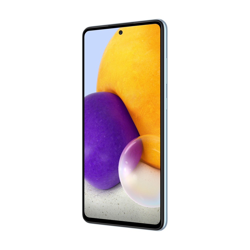 Ein hellblaues Smartphone mit einem Loch für die Kamera, vor einem abstrakten Hintergrund.