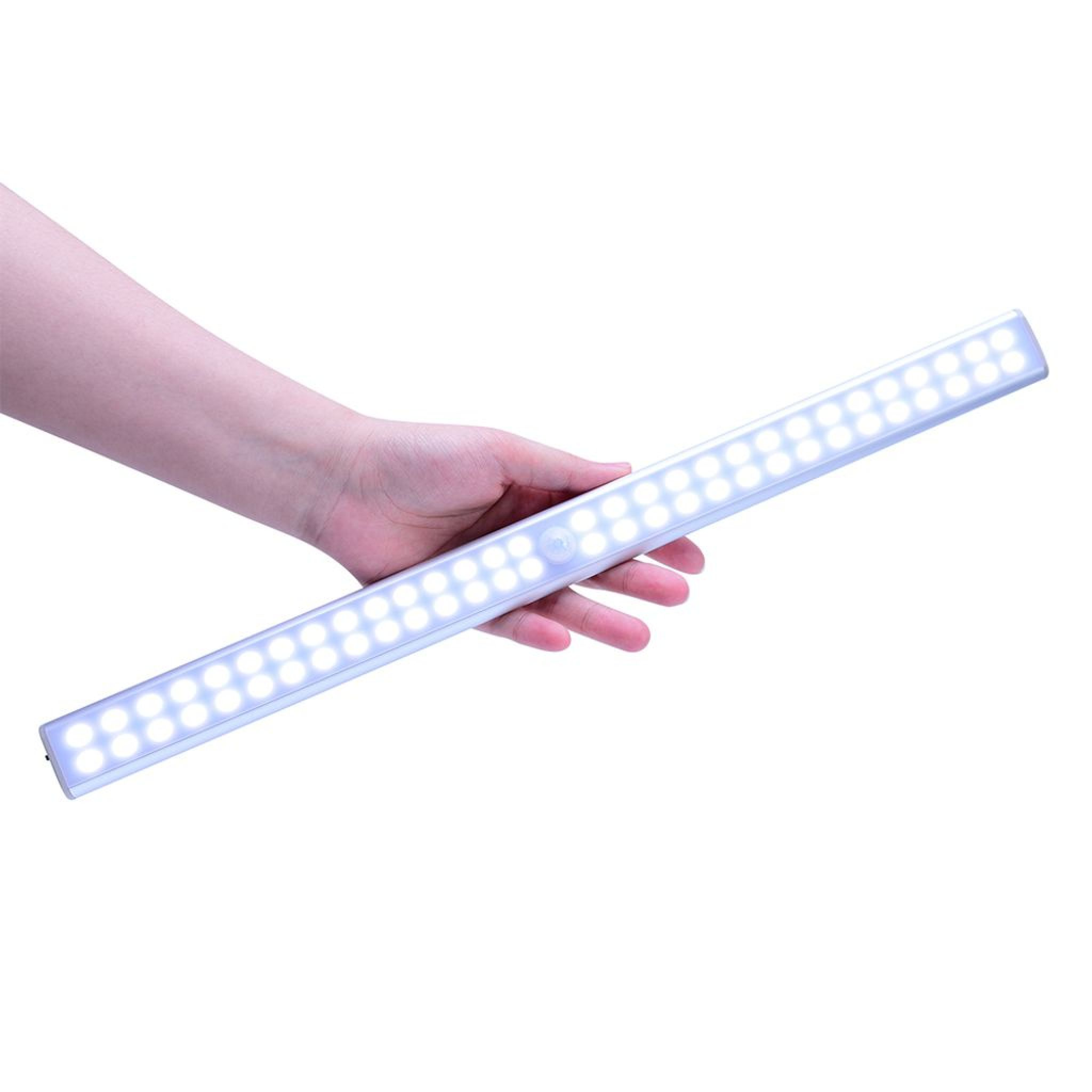Eine Hand hält eine lange, rechteckige LED-Leiste mit vielen Lichtern.