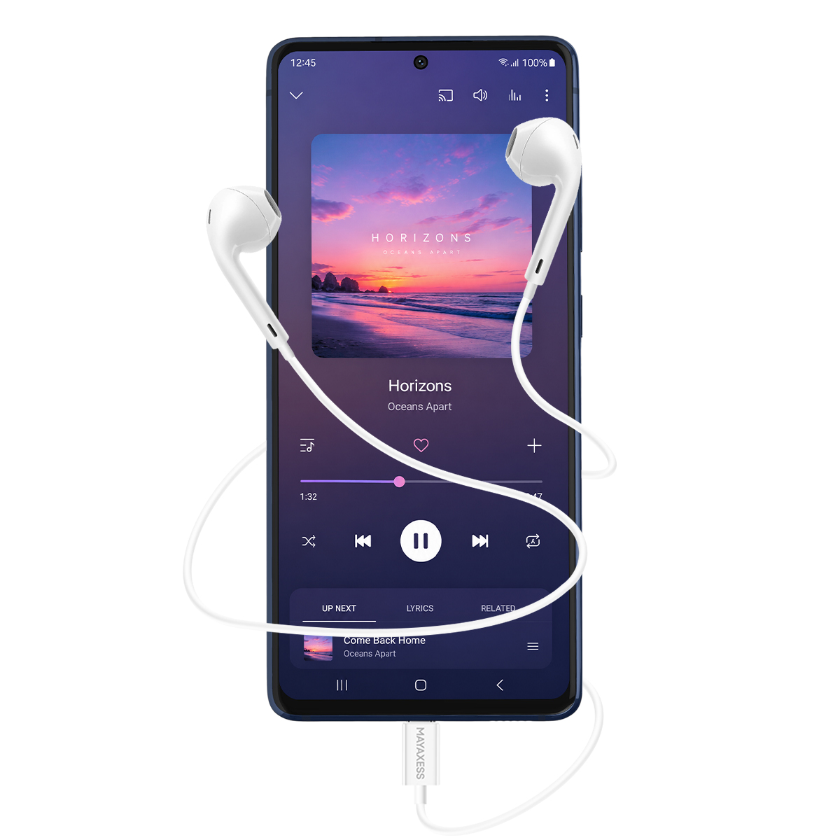 Uno smartphone con auricolari mostra un'app musicale con copertina di un tramonto sull'oceano.